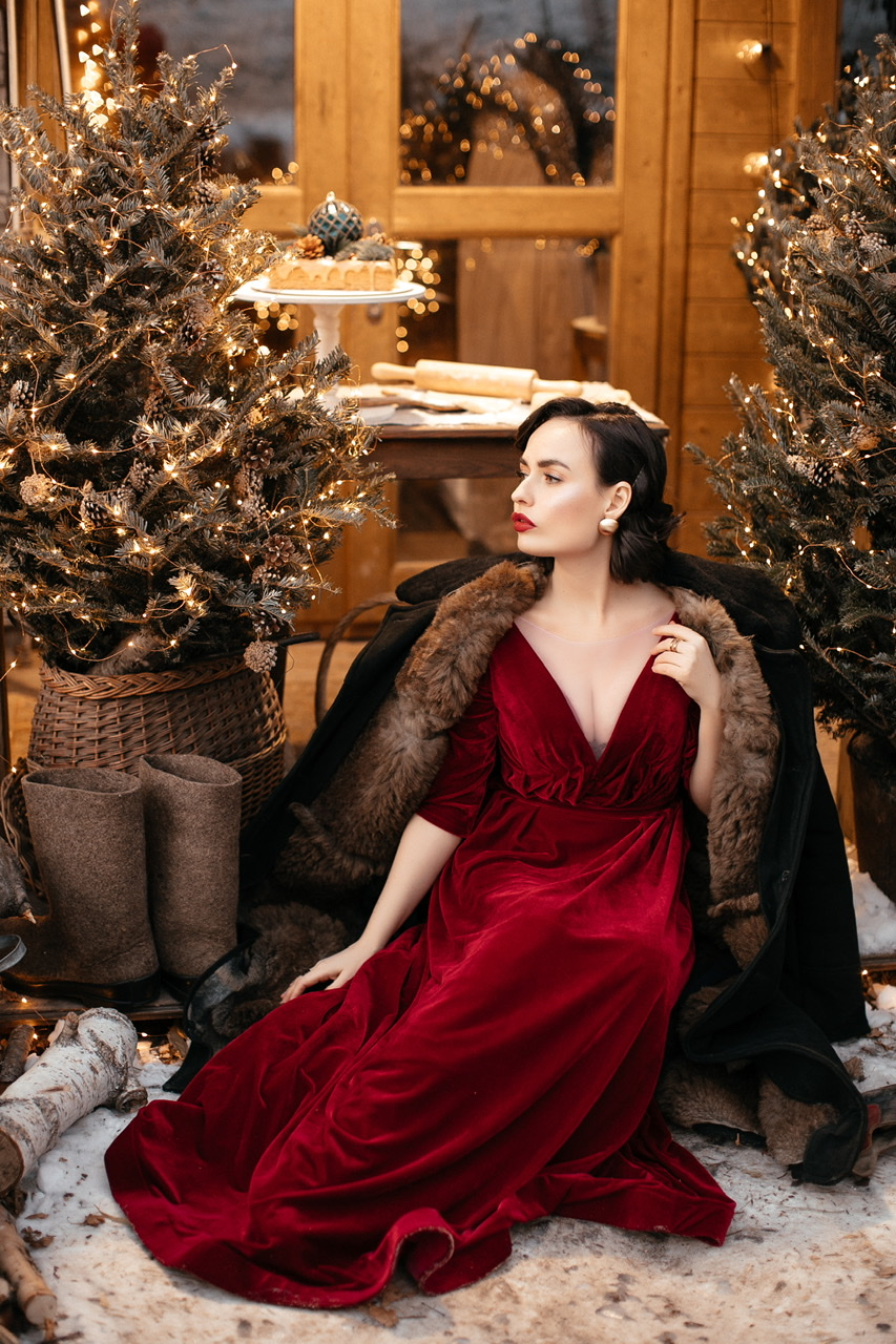 Бордовое бархатное платье с рукавом