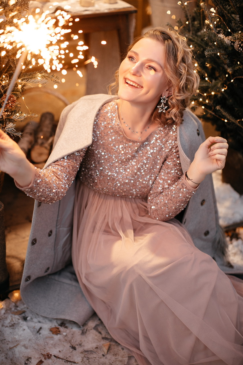 Персиковое платье с плиссированной юбкой и блестящим верхом