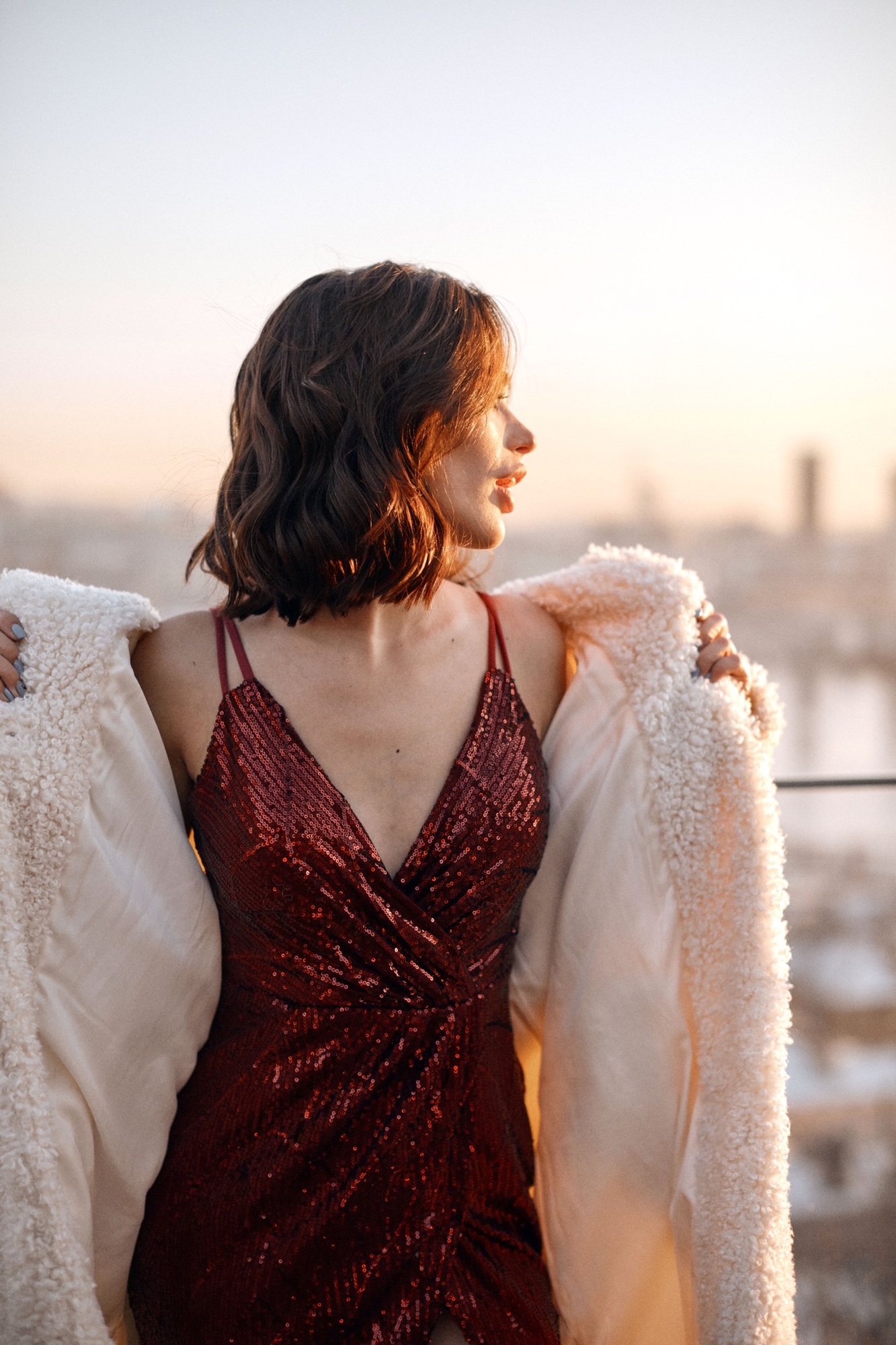 Бордовое платье в пайетку на тонких лямках