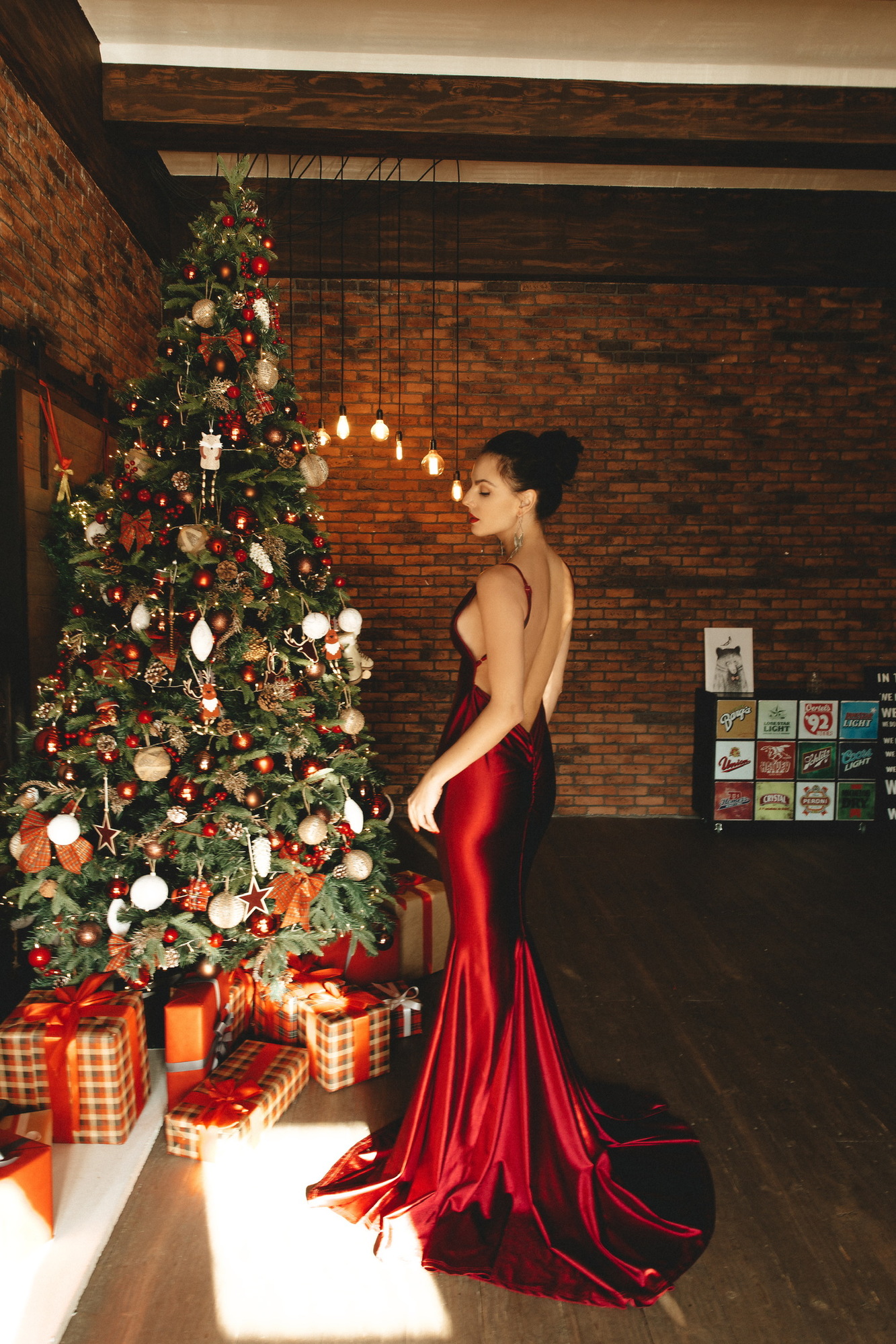 Шелковое бордовое платье с открытой спиной