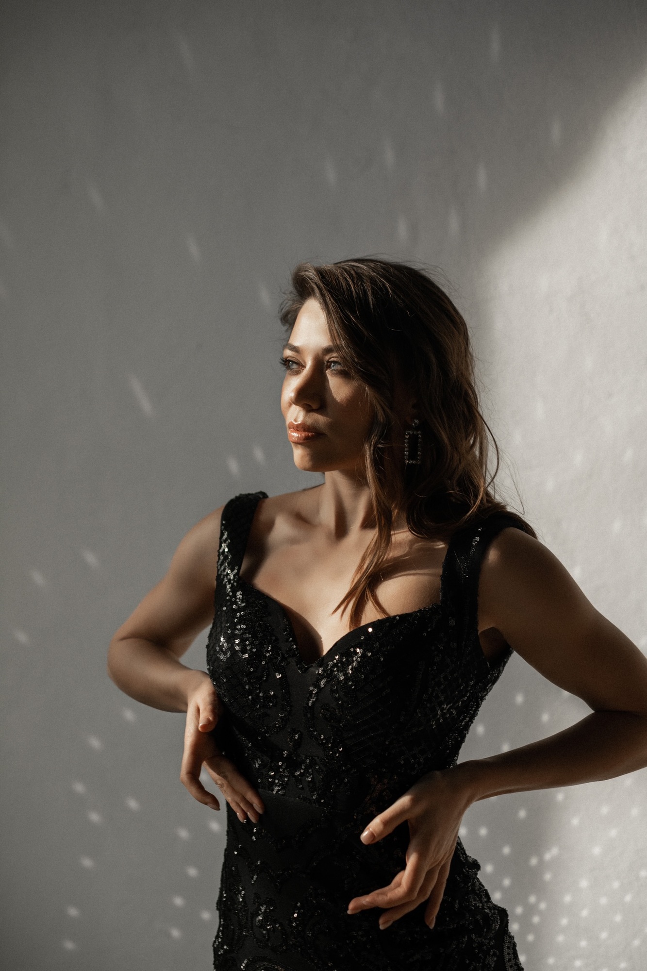 Черное платье в пайетку с клиньями