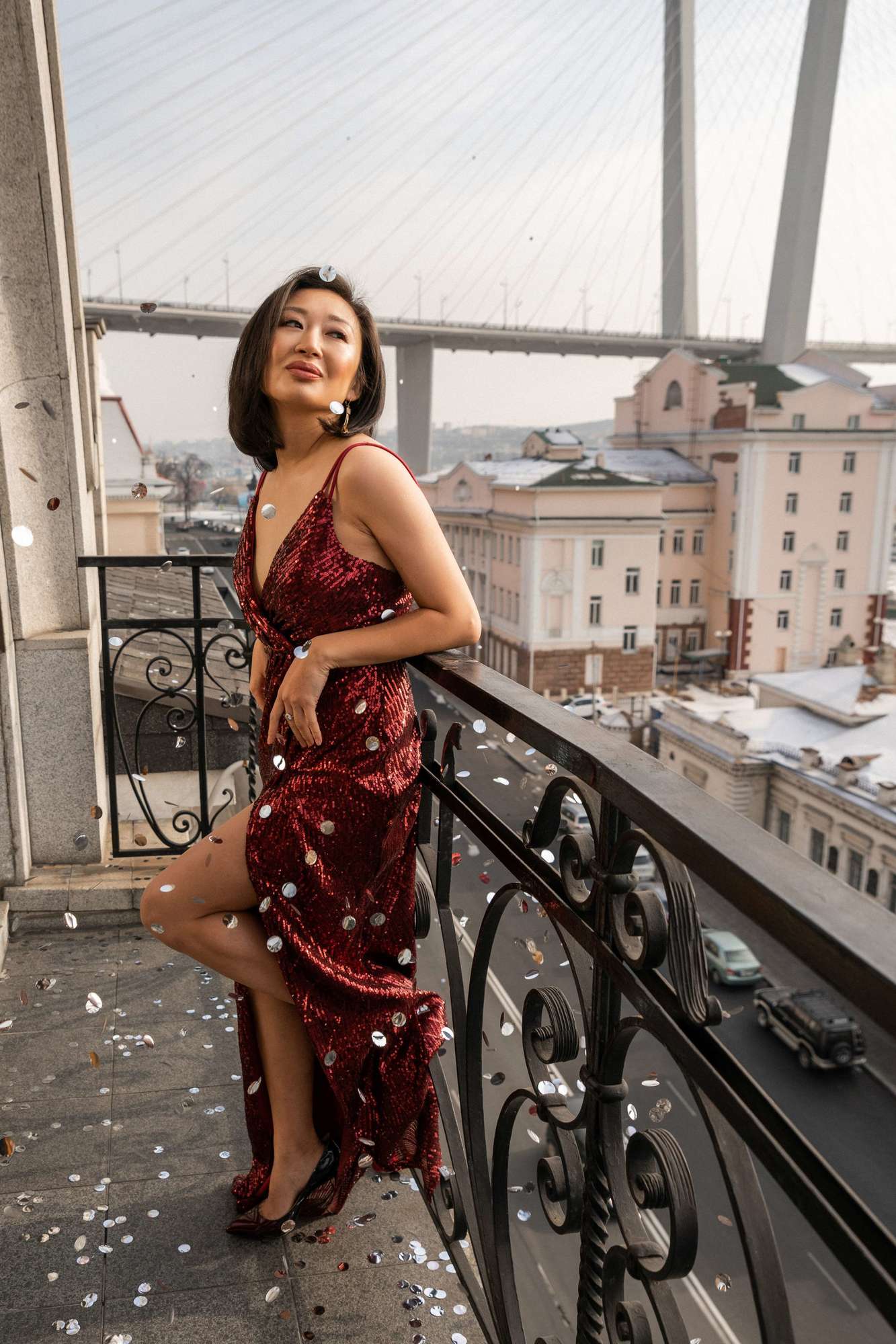 Бордовое платье в пайетку на тонких лямках