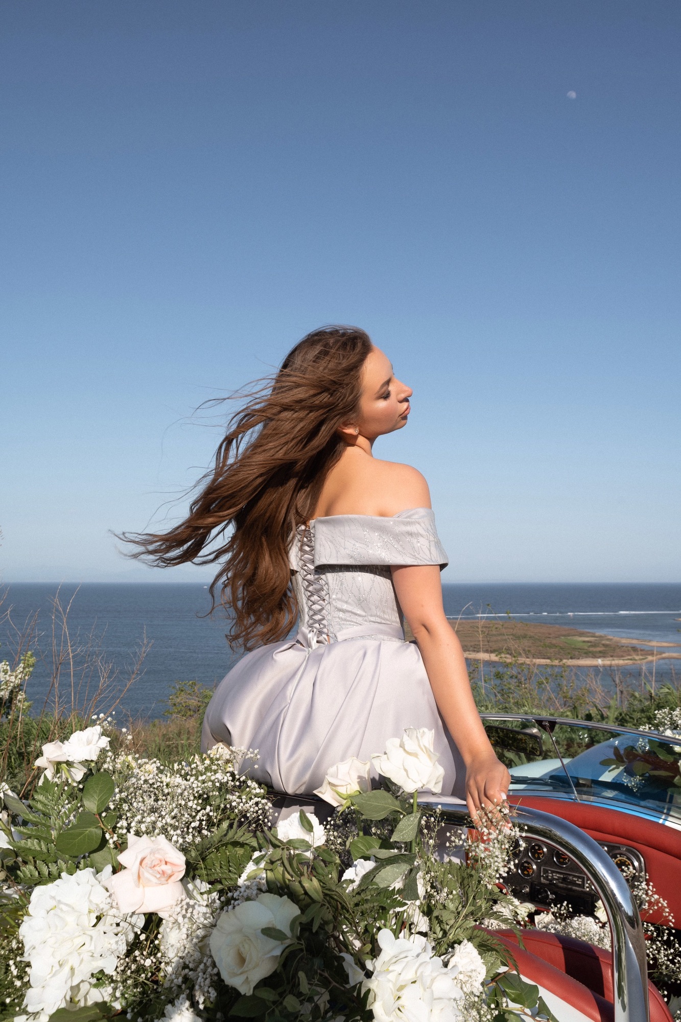 Cерое атласное платье со спущенными плечами