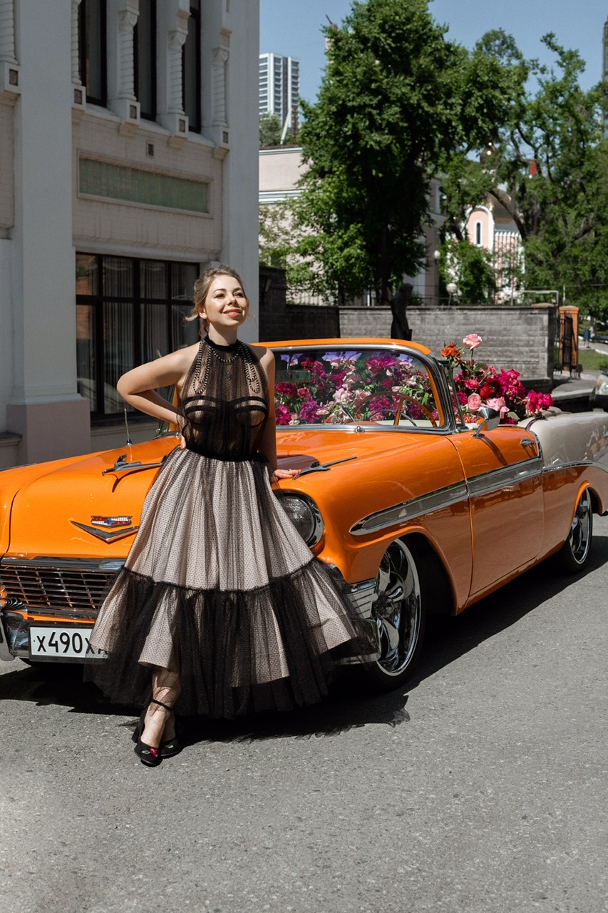 Чёрное миди платье с бежевым подкладом