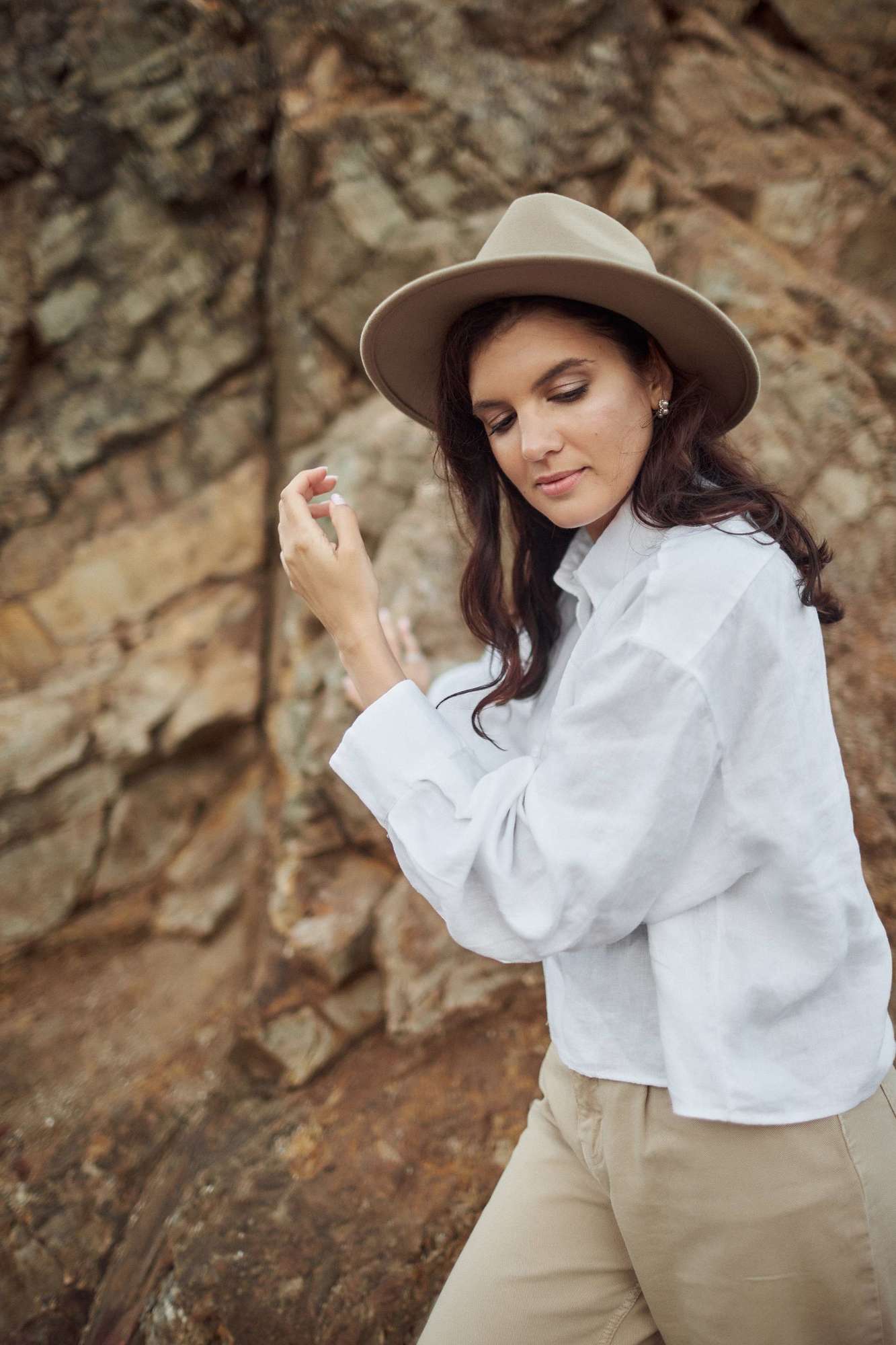 Бежевая шляпа