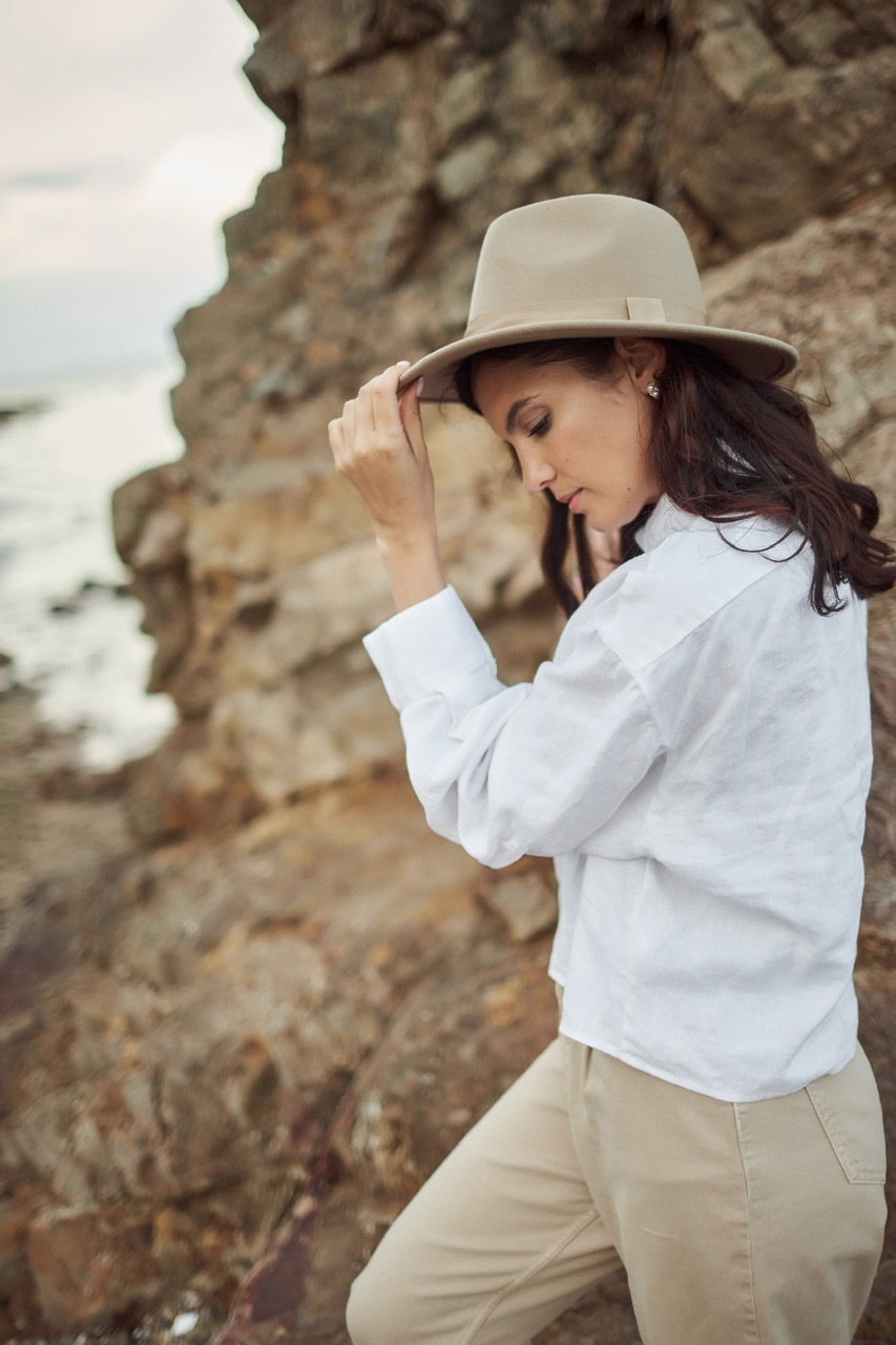 Бежевая шляпа