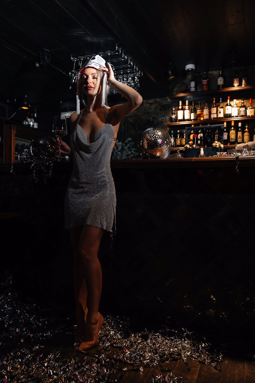 Серебряное мини платье из страз с открытой спиной