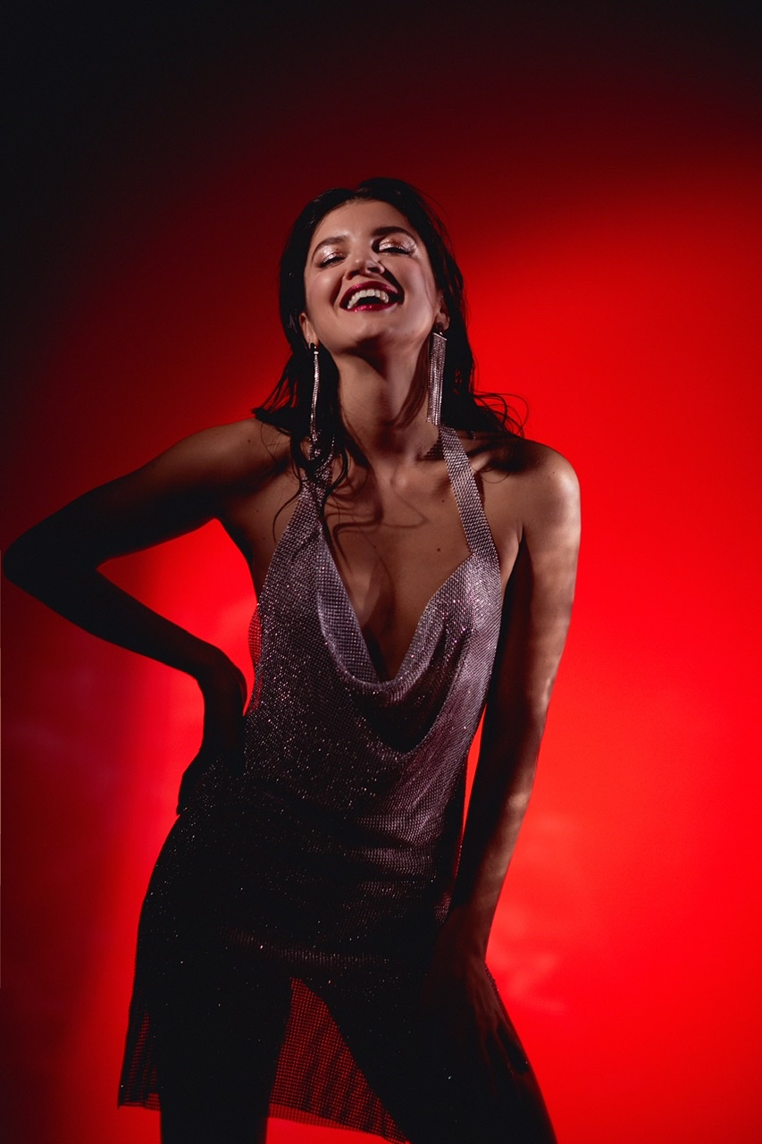 Серебряное мини платье из страз с открытой спиной