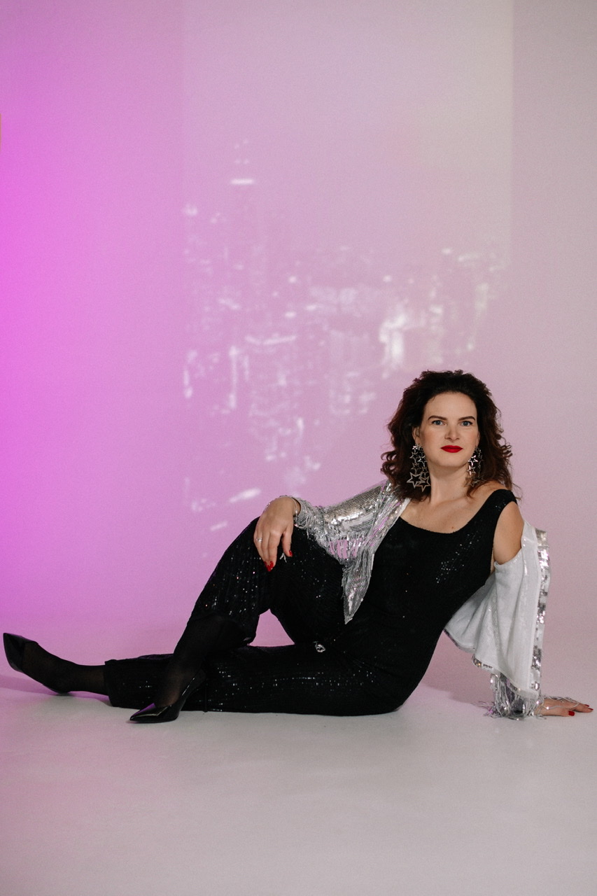 Черный комбинезон в пайетку