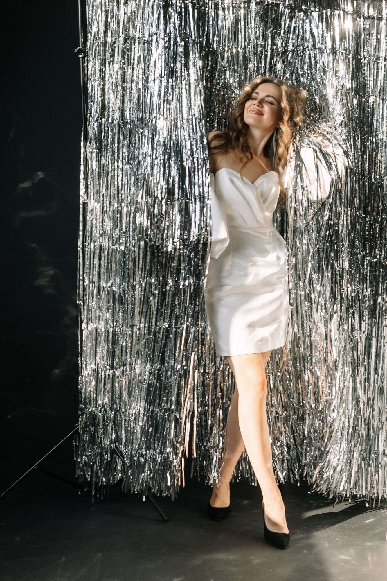 Белое атласное платье со съемными рукавами