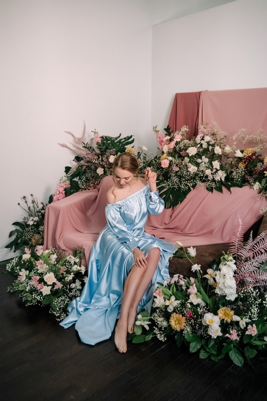 Голубое шелковое платье