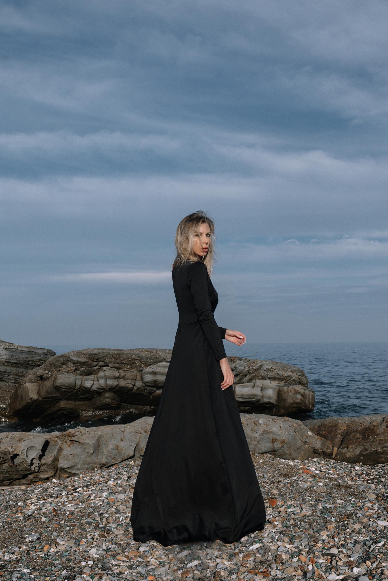 Чёрное платье стретч с рукавом и разрезом