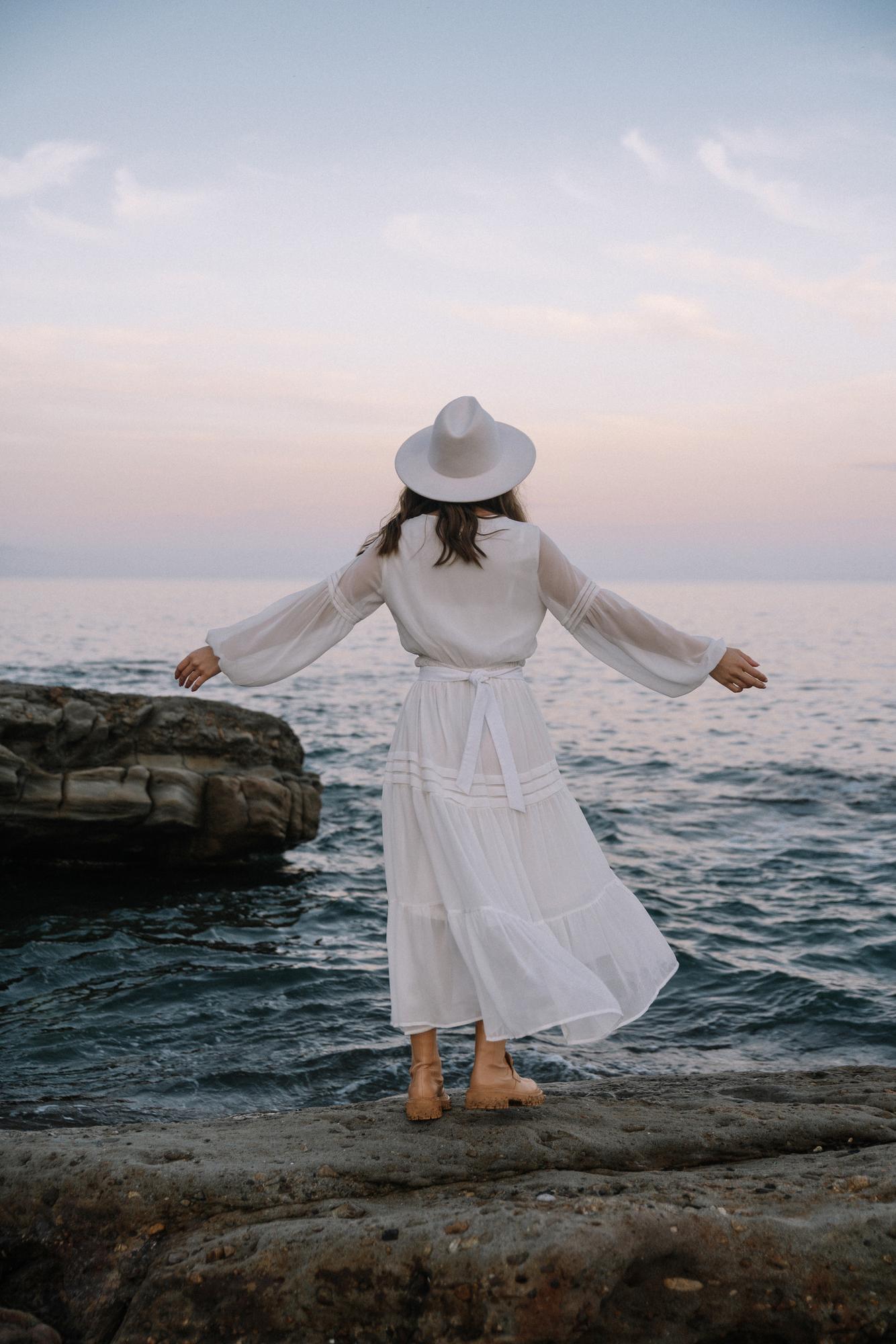 Шифоновое миди платье с рукавом