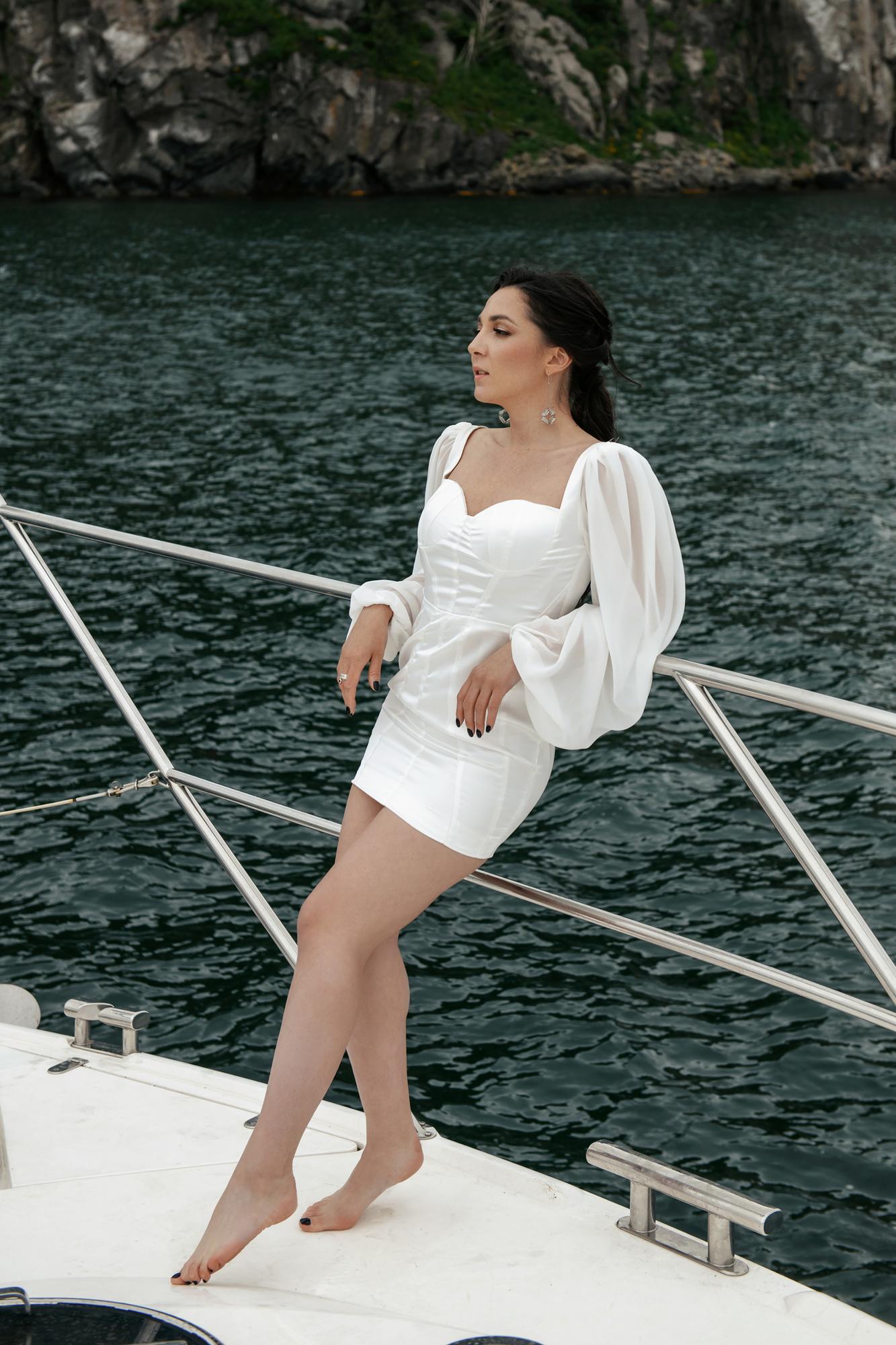 Шелковое мини платье с рукавом-фонариком