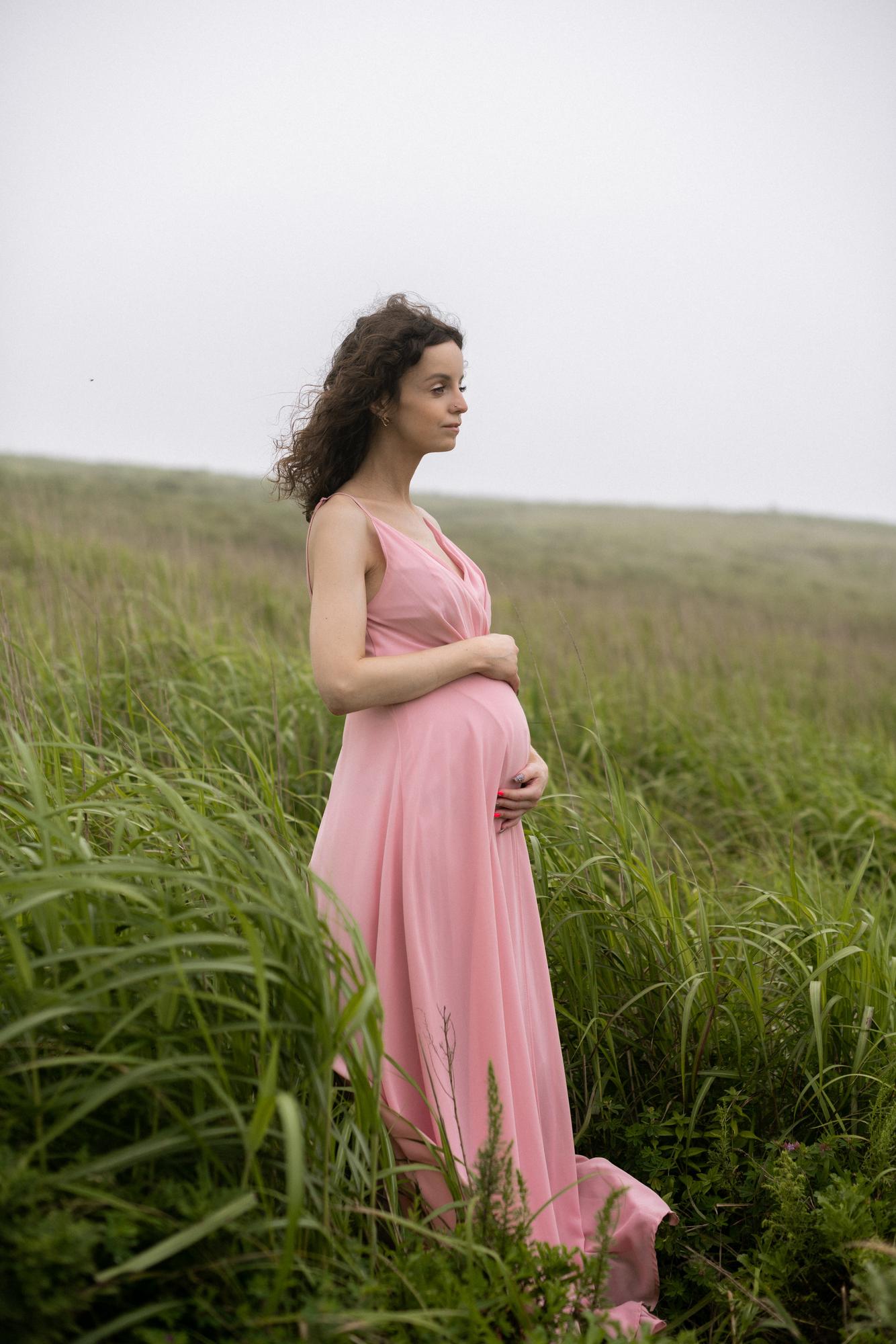 Пудровое шифоновое платье на тонких лямках