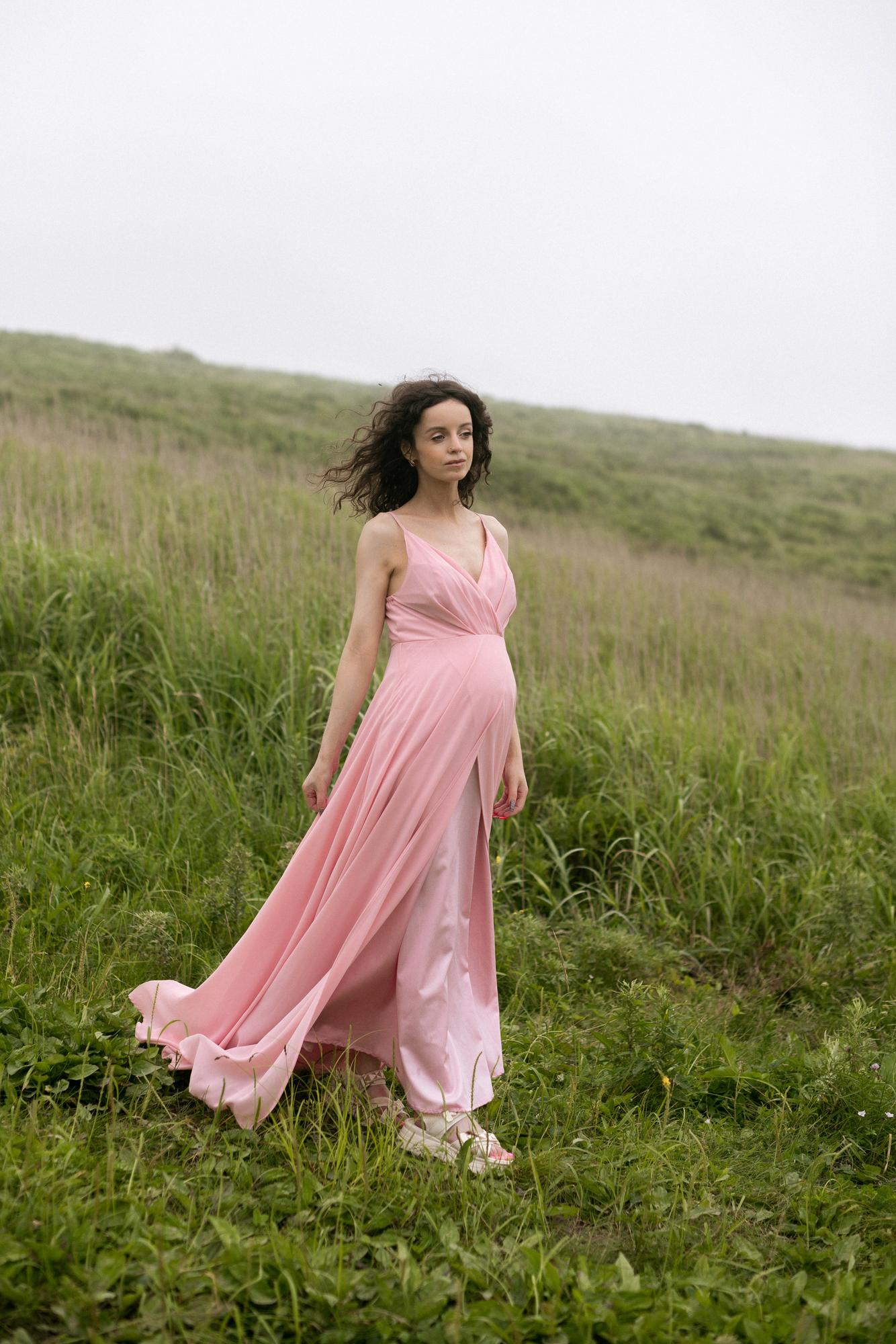 Пудровое шифоновое платье на тонких лямках