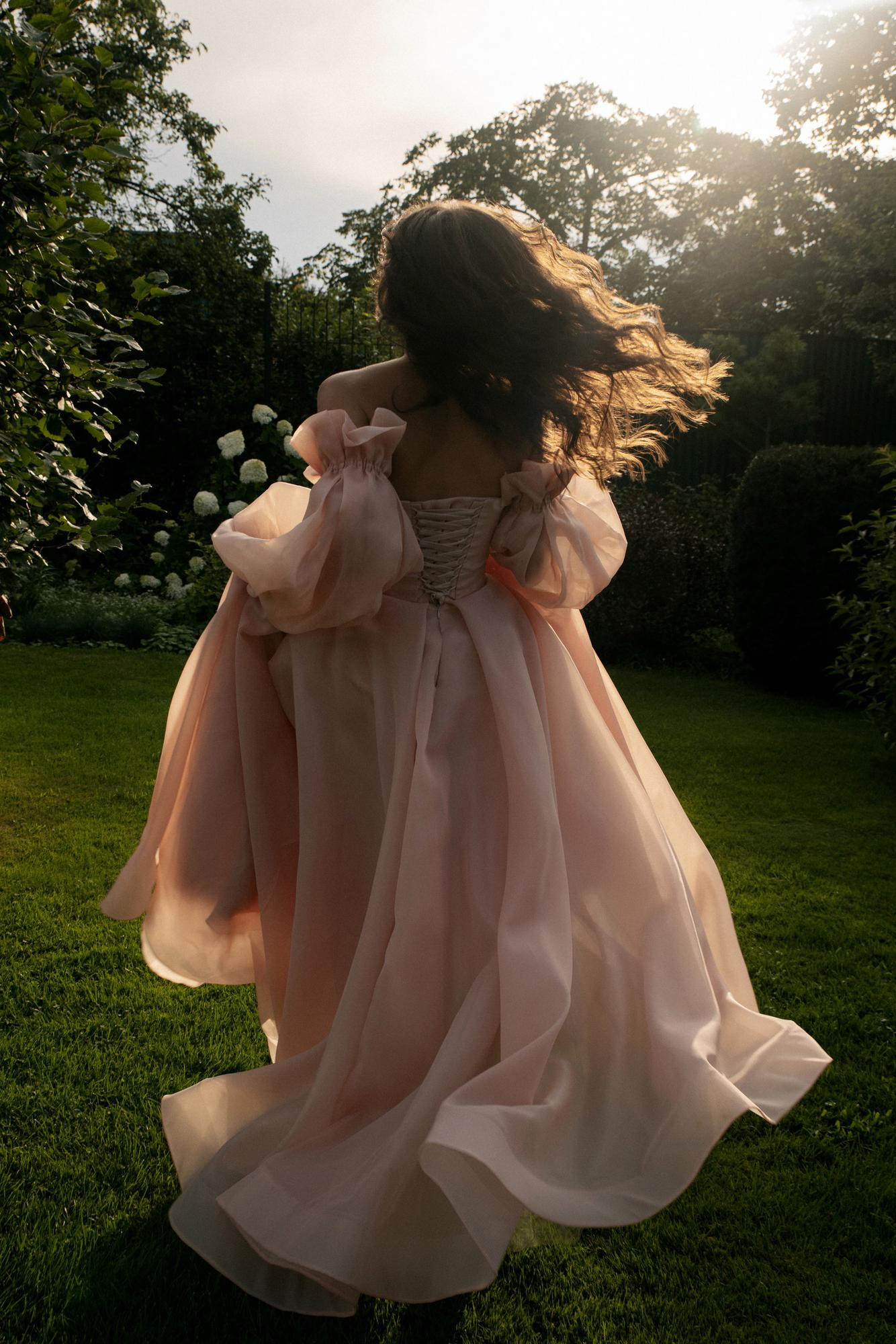 Персиковое платье огранза со съемными рукавами