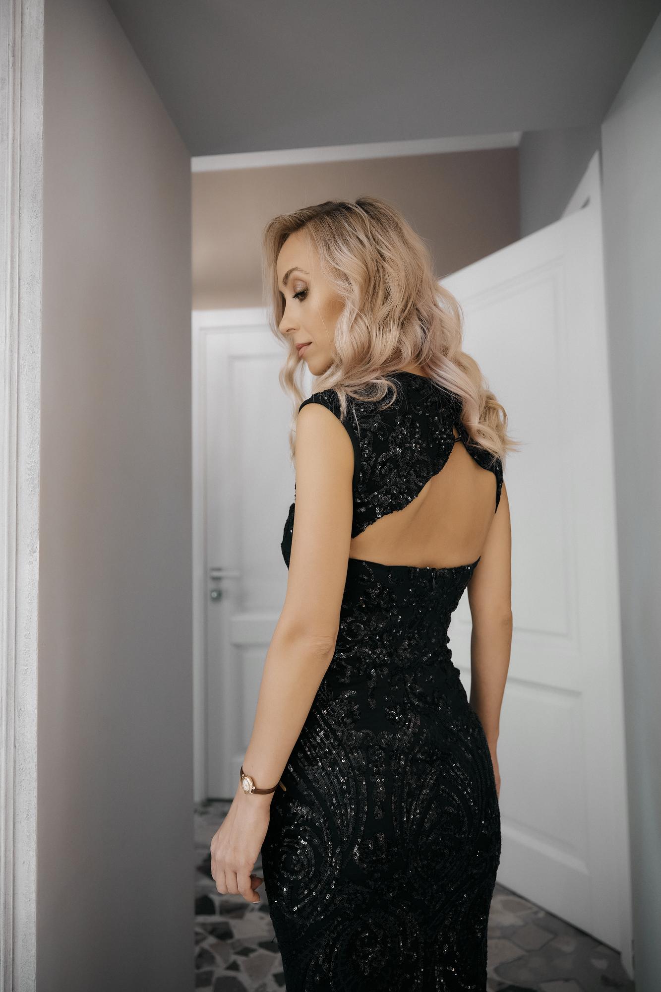 Черное платье с открытой спиной