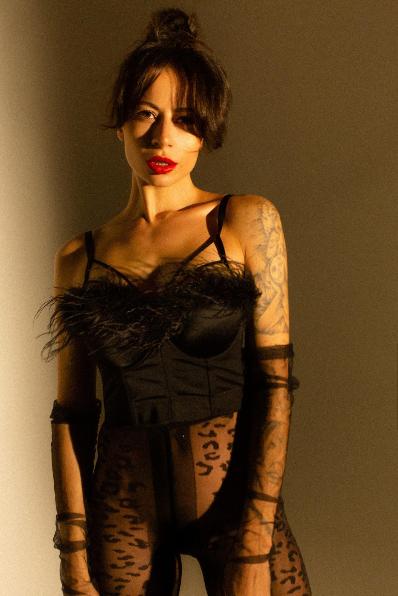 Черный корсетный топ с пером