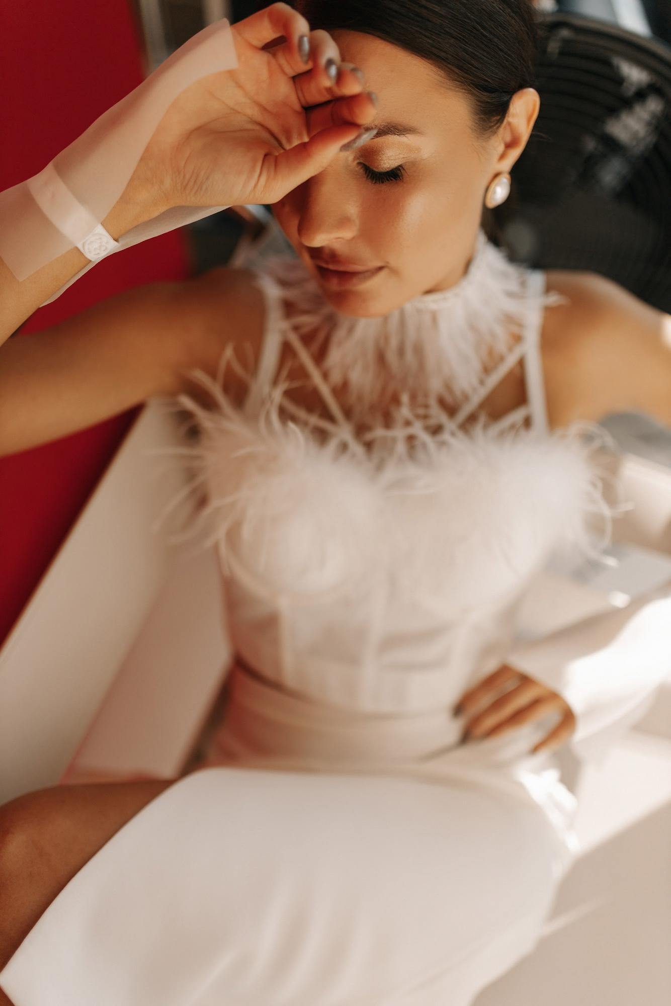 Белый корсетный топ с пером