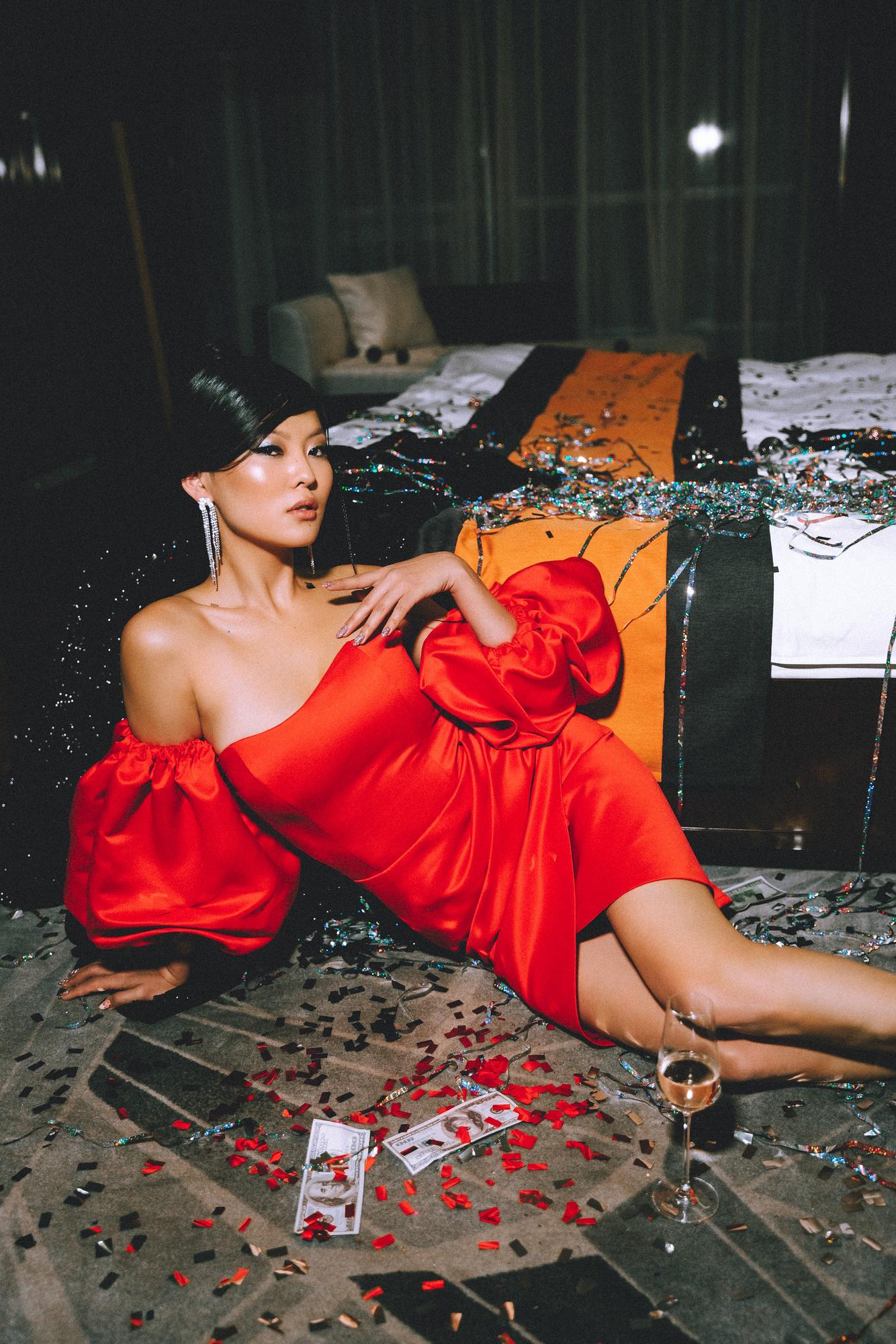 Красное атласное мини со съемным рукавом