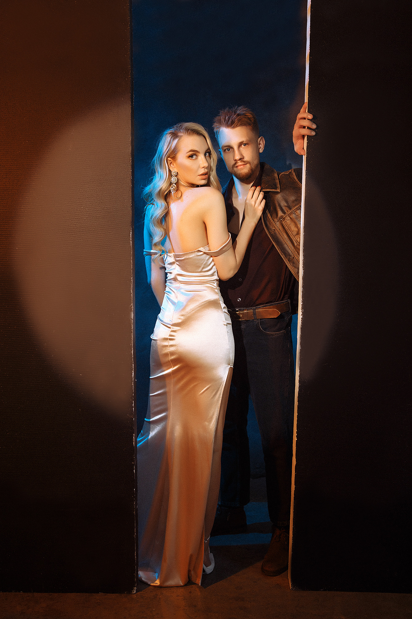 Жемчужное шелковое платье по фигуре с боковым разрезом