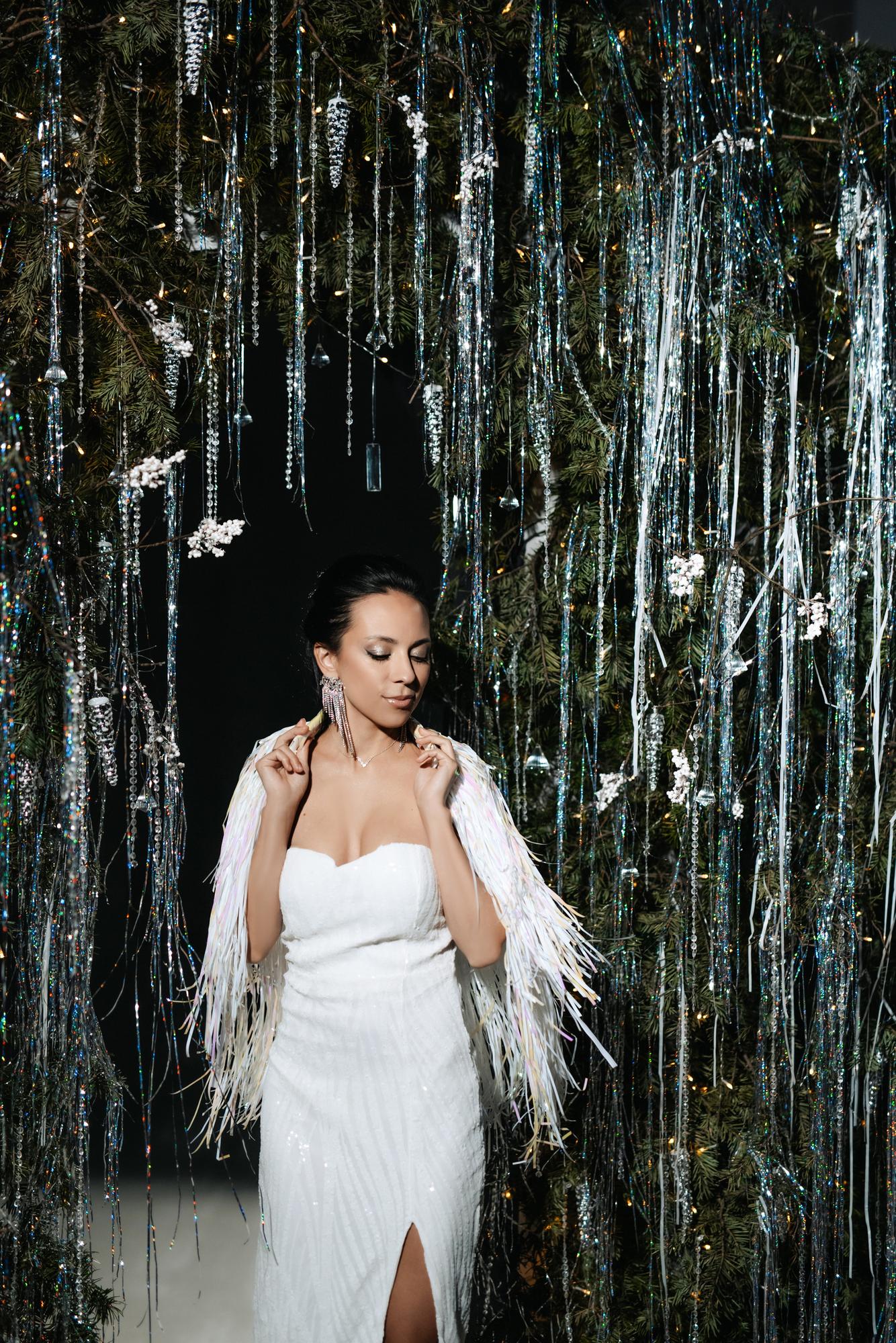 Белое короткое платье в пайетку с открытым верхом и разрезом