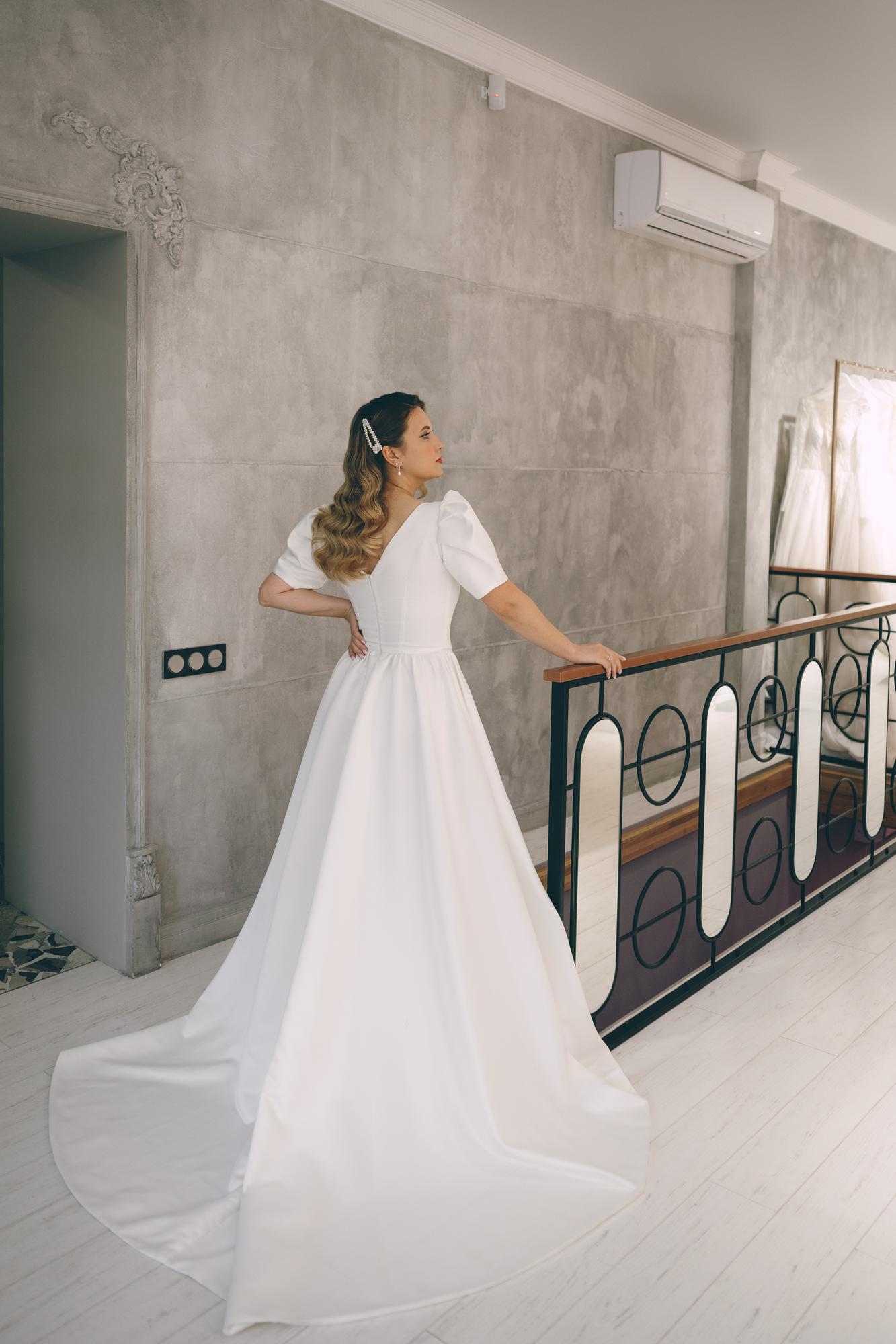 Белое атласное платье с рукавом-фонариком шлейф