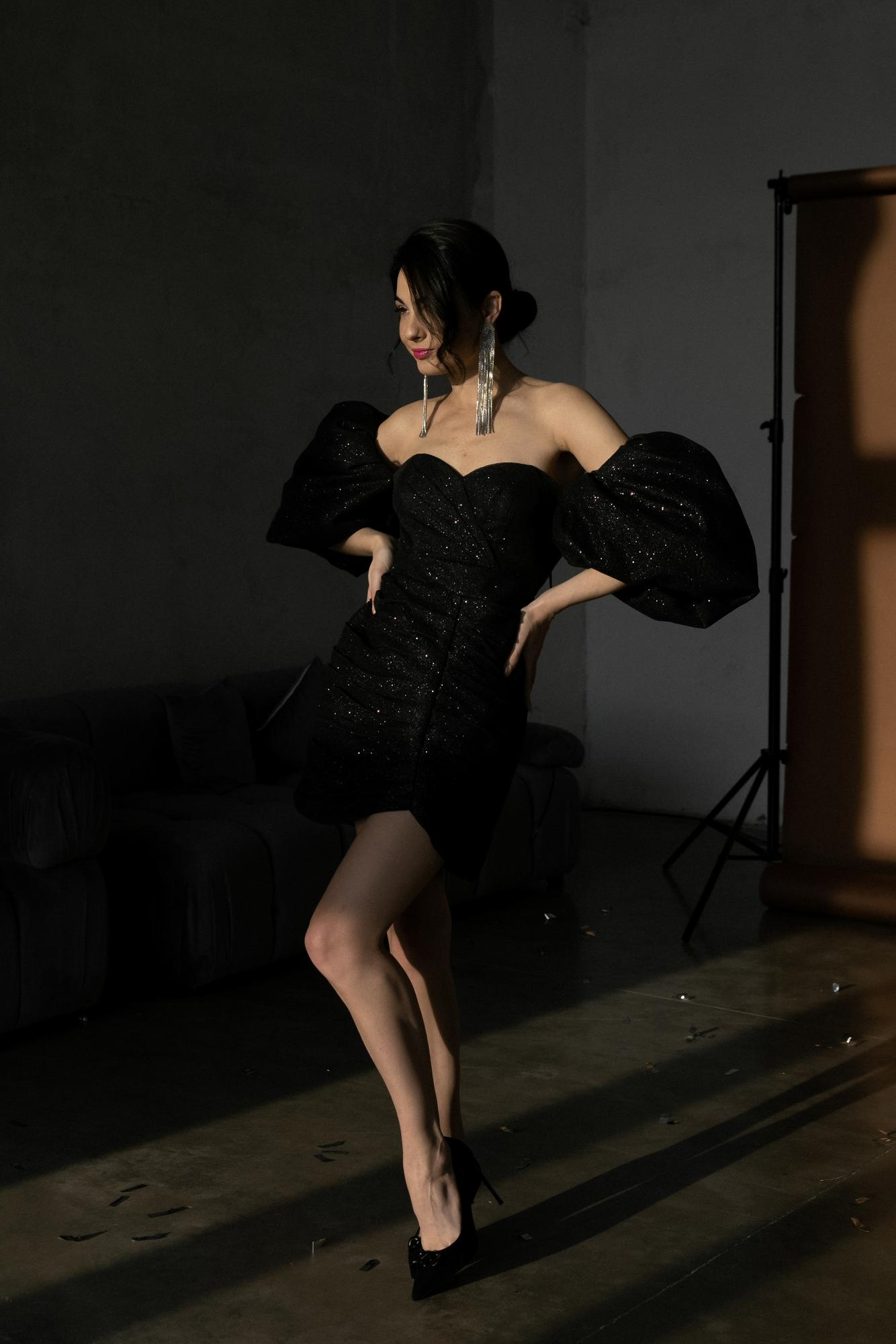 Чёрное глиттерное платье с объемным рукавом