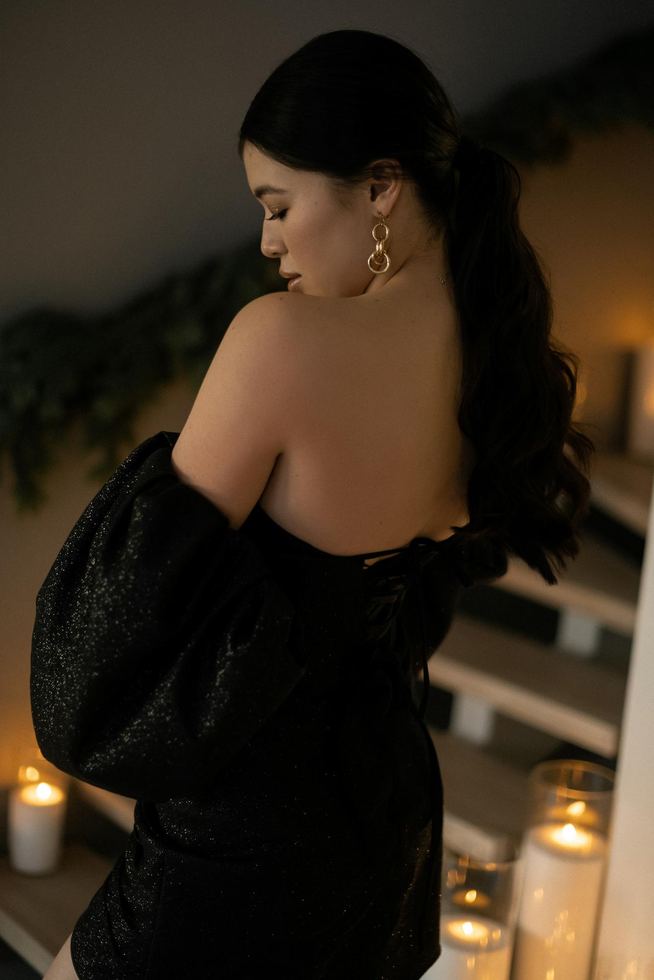 Чёрное глиттерное платье с объемным рукавом