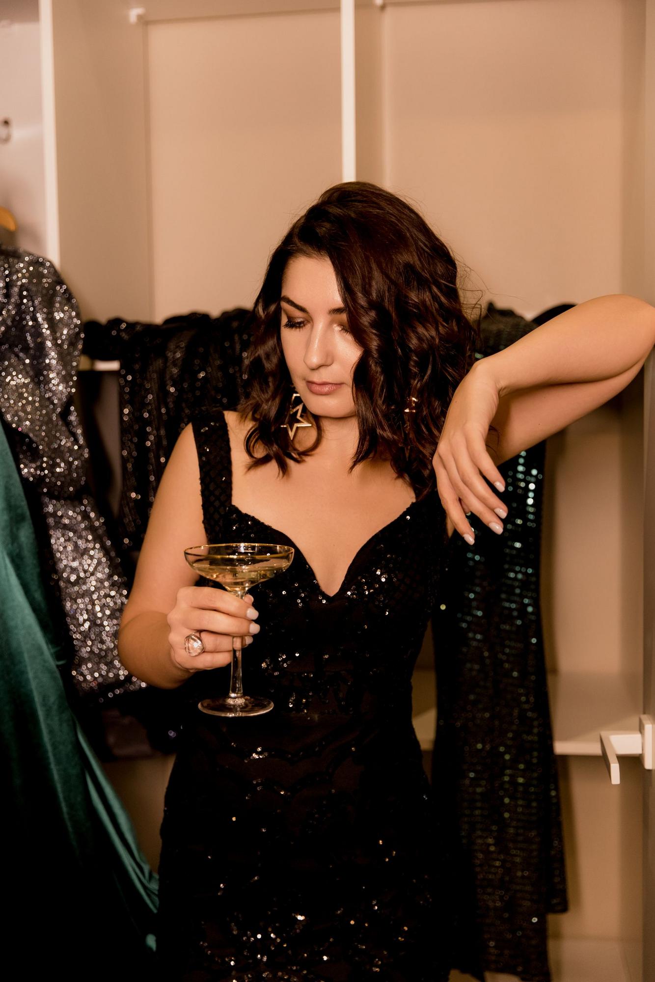 Черное платье в пайетку с клиньями