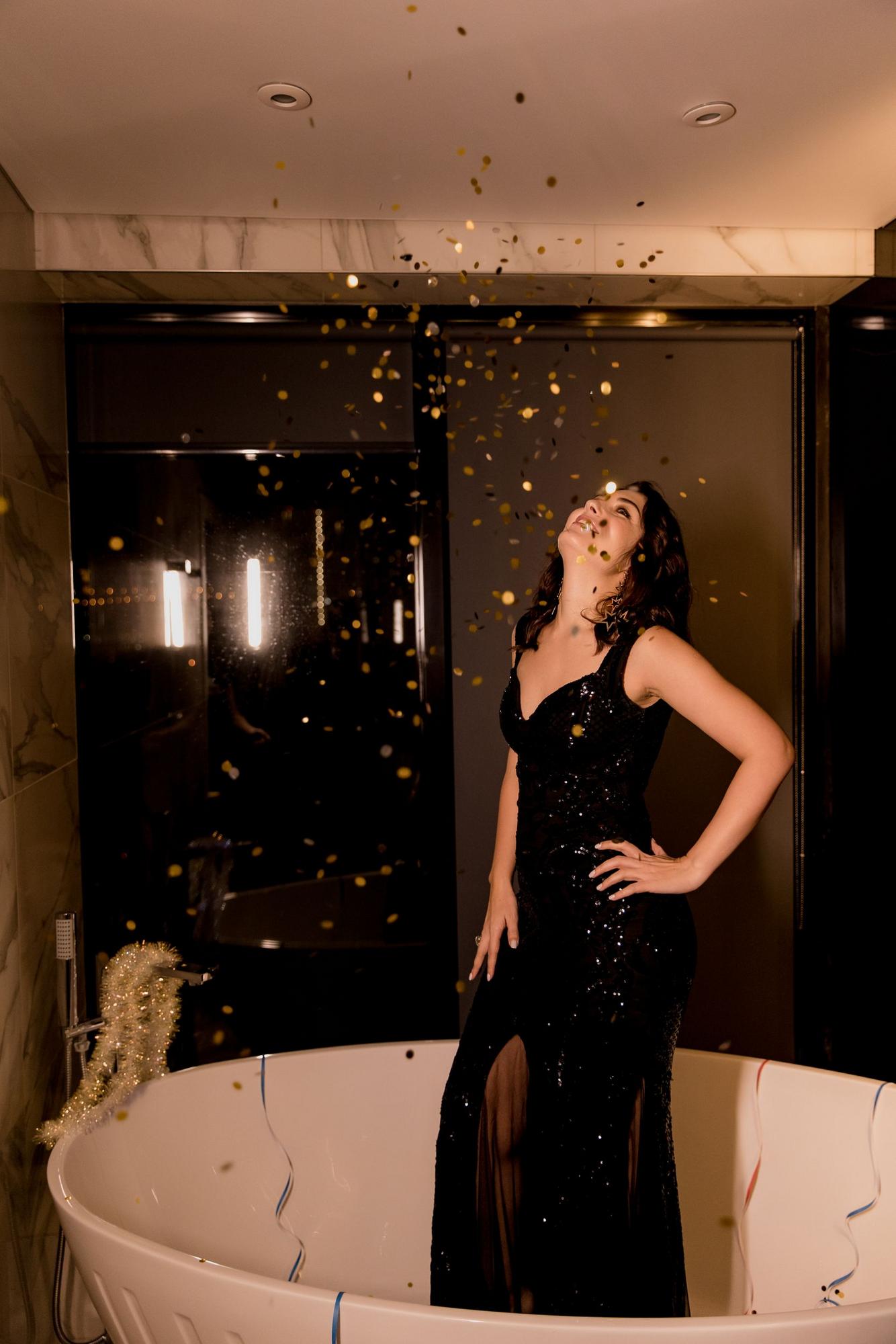 Черное платье в пайетку с клиньями