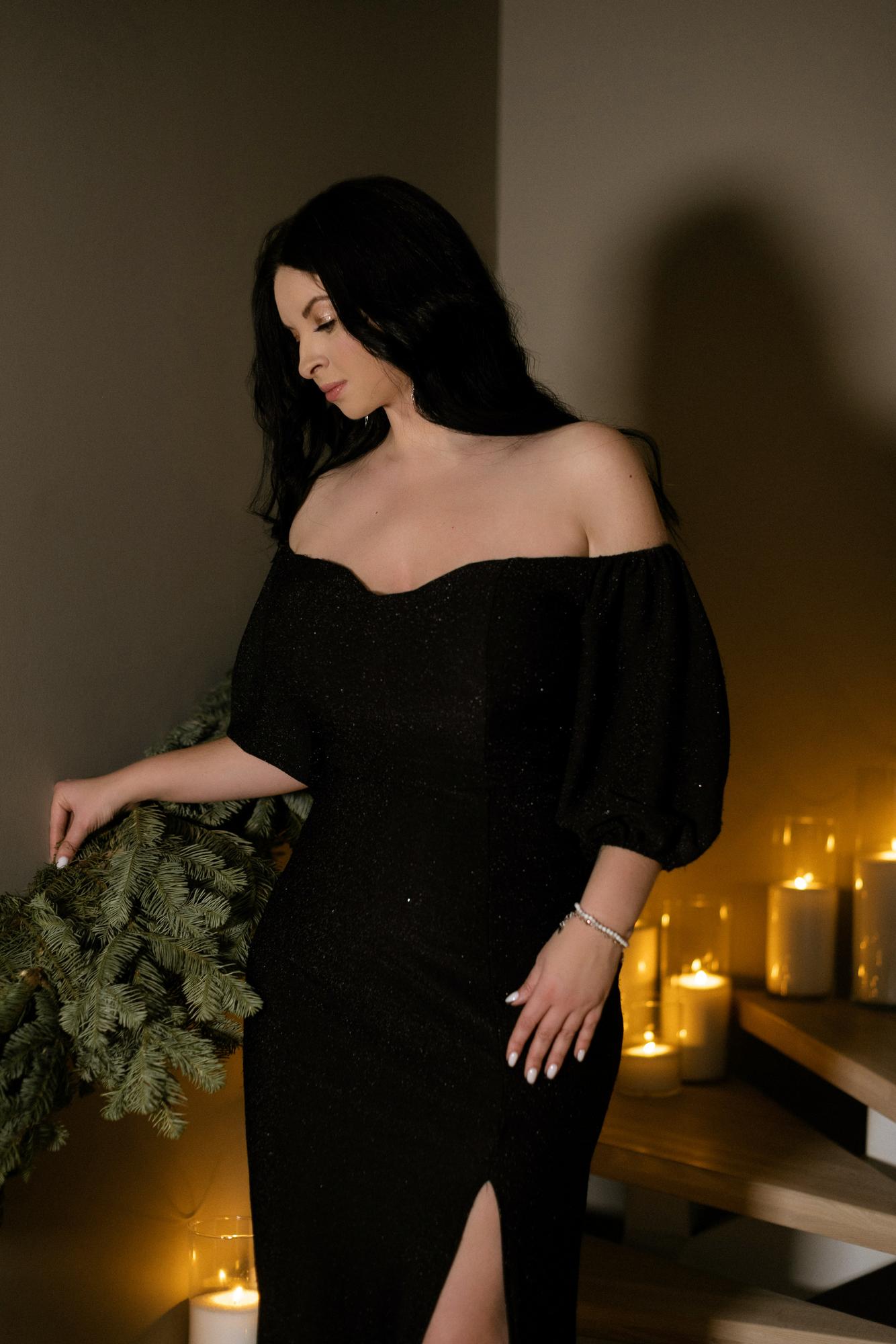 Черное блестящее платье спущенные плечи 48+