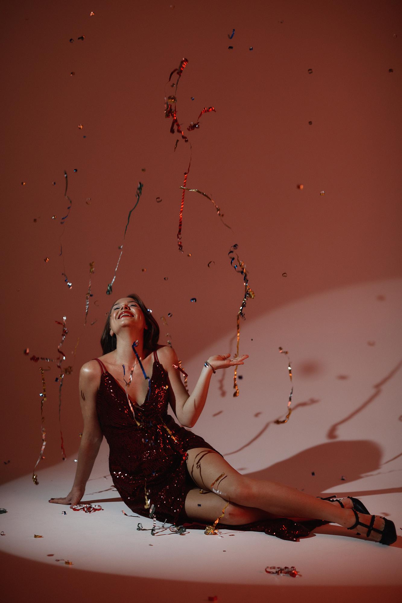 Бордовое платье в пайетку на тонких лямках