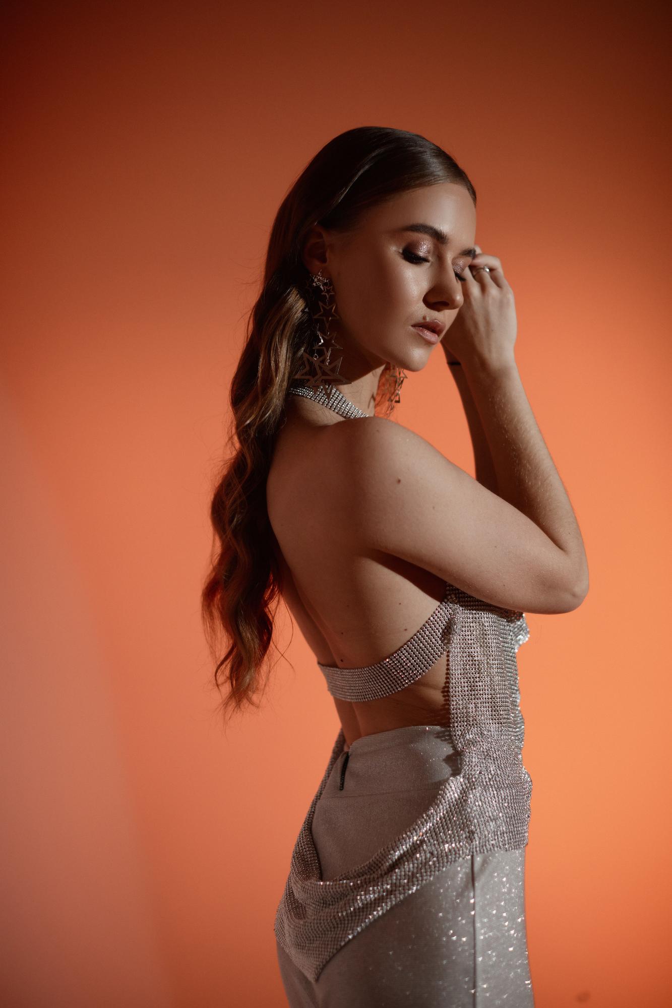 Серебряный топ из страз