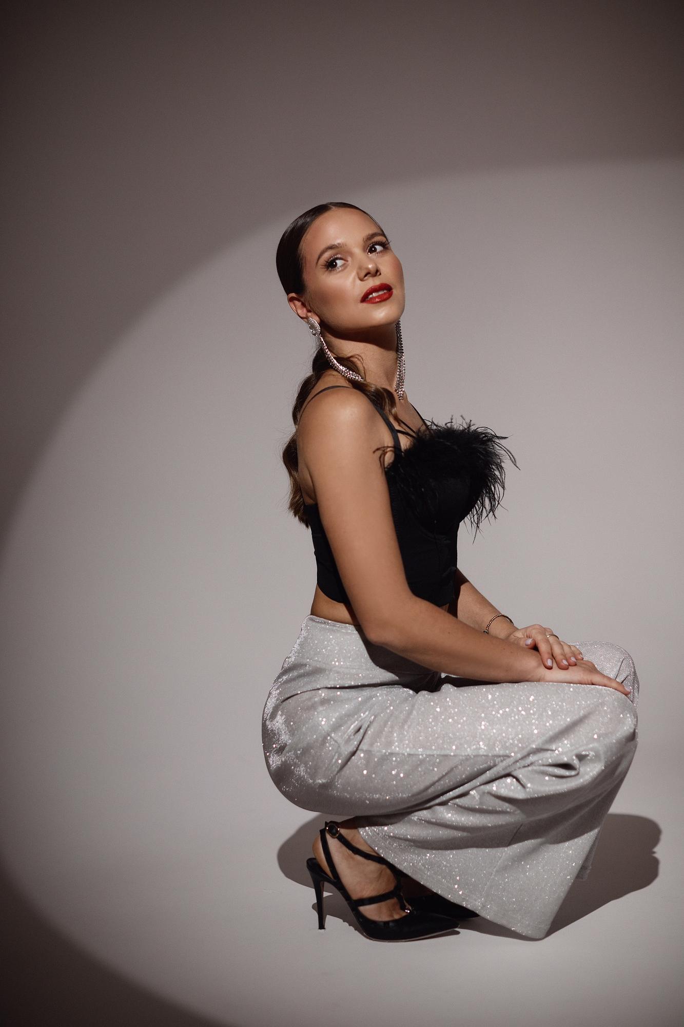 Черный корсетный топ с пером