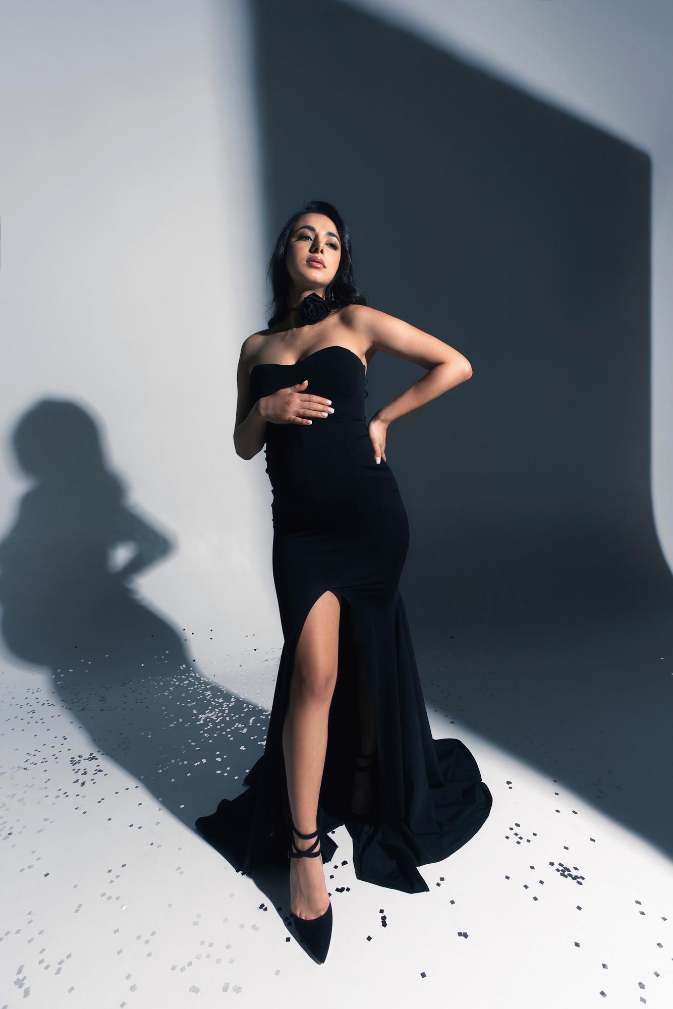 Черное платье по фигуре со шлейфом