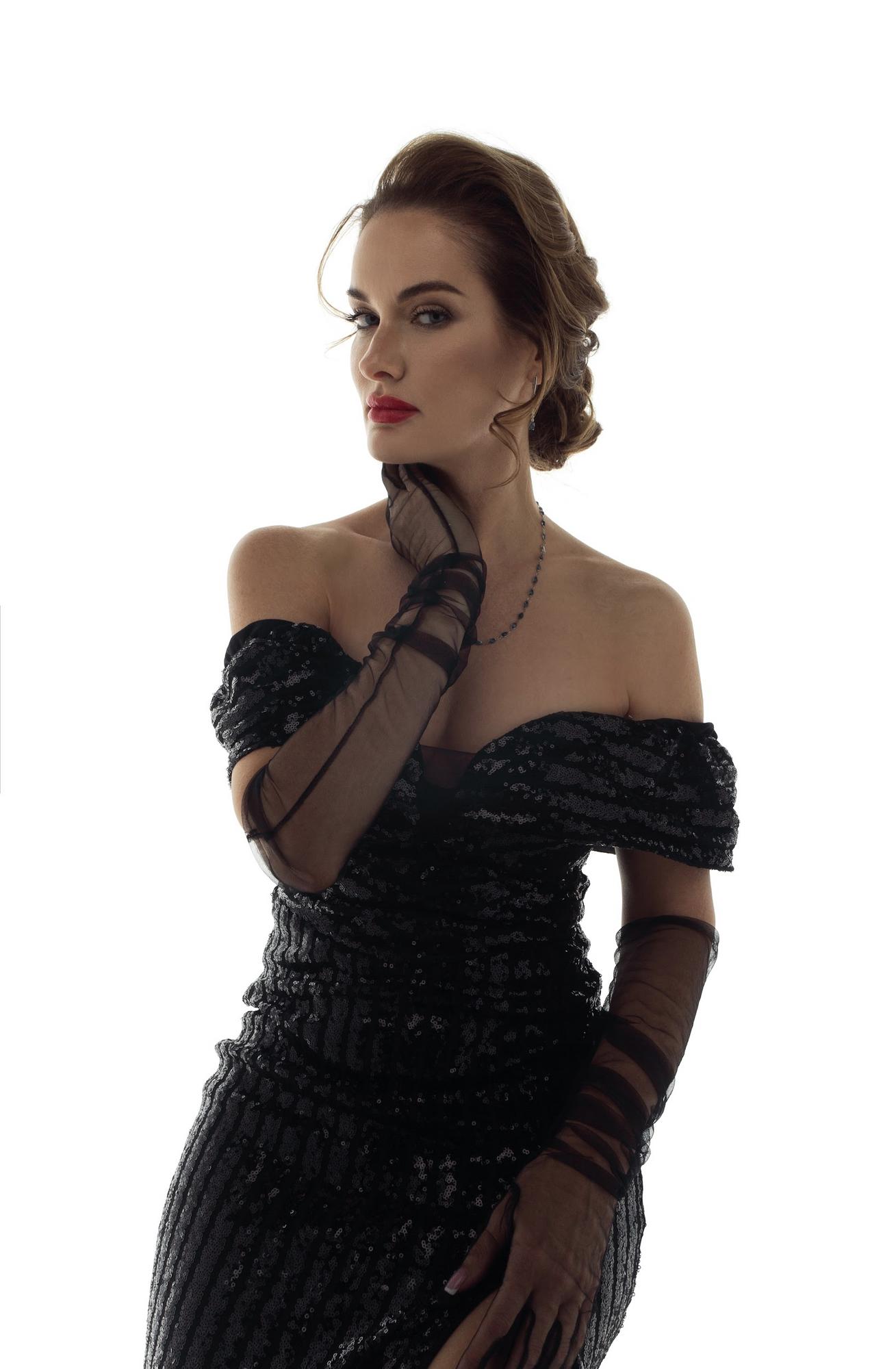 Черное платье в пайетку со спущенными плечами и разрезом по ножке