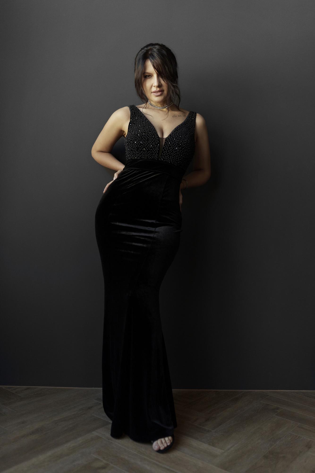 Черное бархатное платье с расшитым верхом