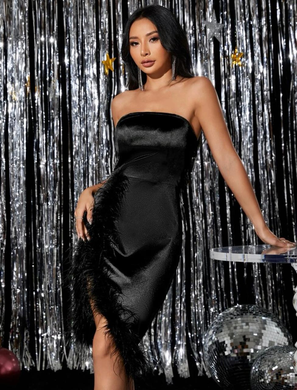 Черное короткое шелк платье с пером