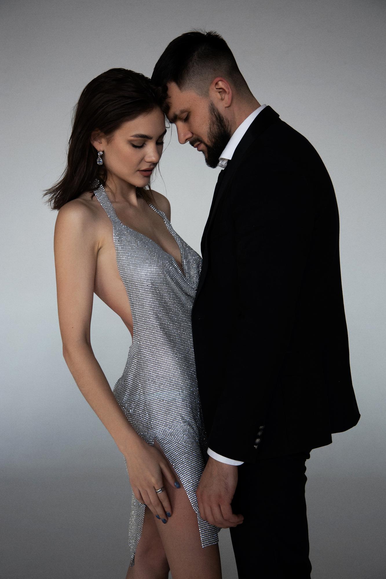 Серебряное мини платье из страз с открытой спиной