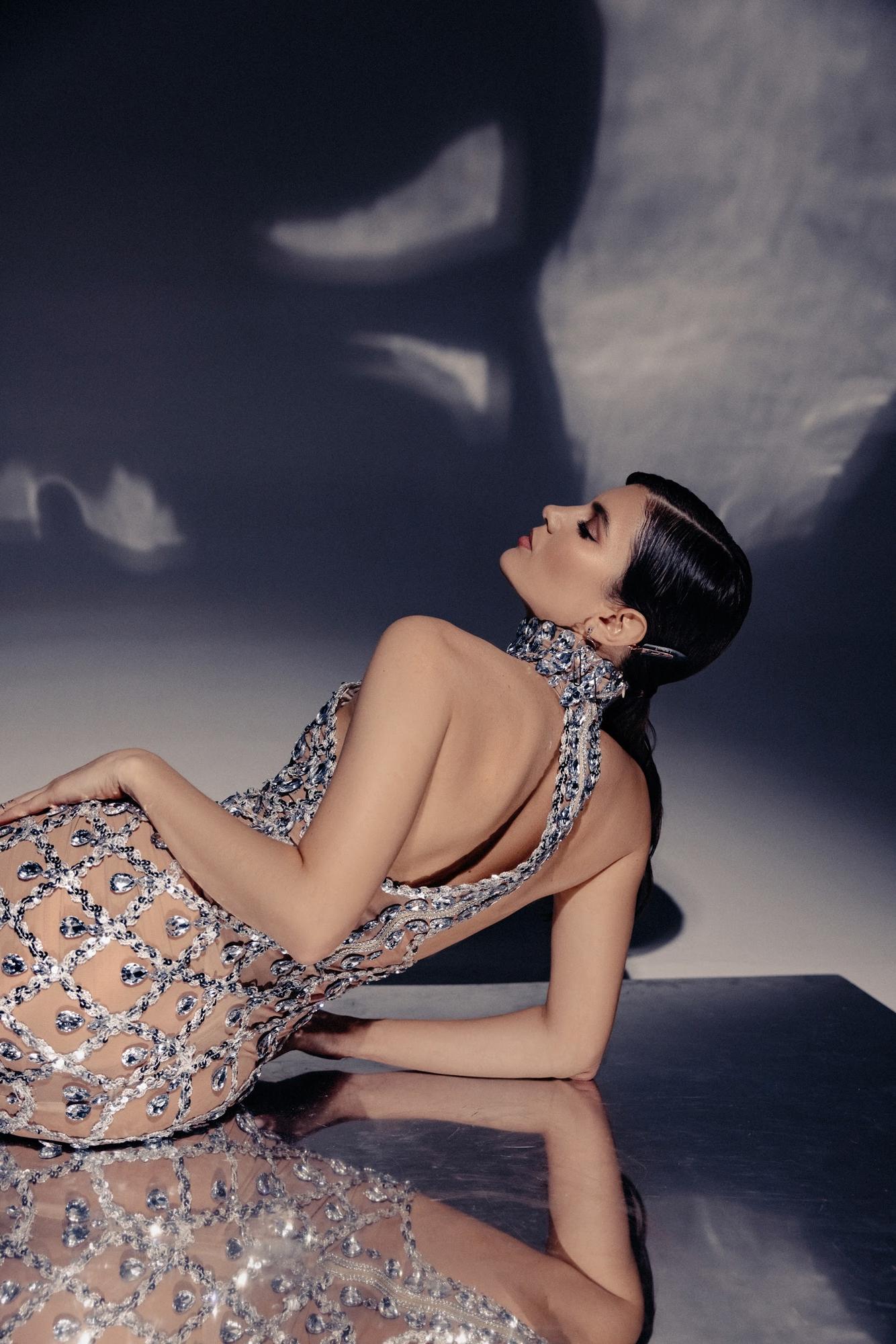 Серебряное платье-сетка из страз