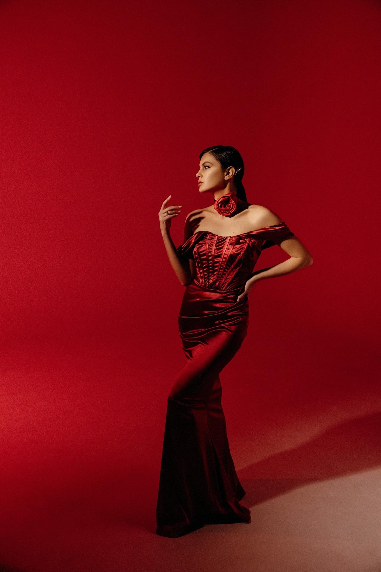 Красное платье шелковый атлас по фигуре спущенные плечи