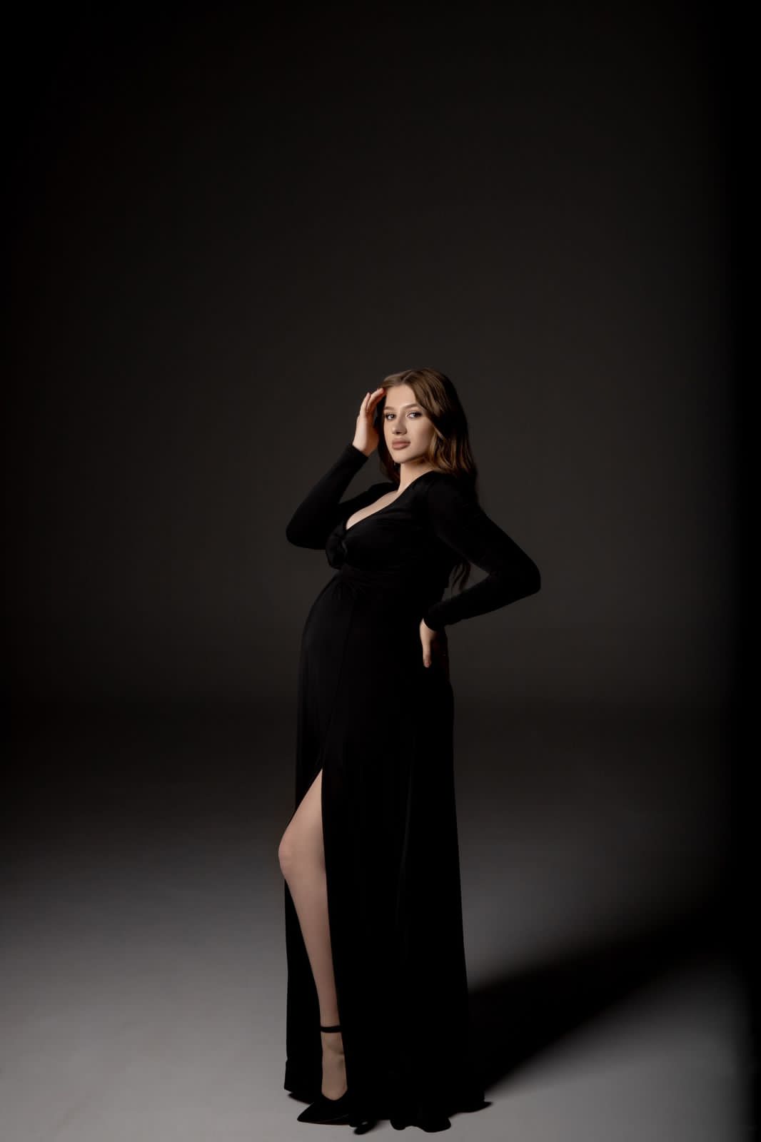 Чёрное платье стретч с рукавом и разрезом