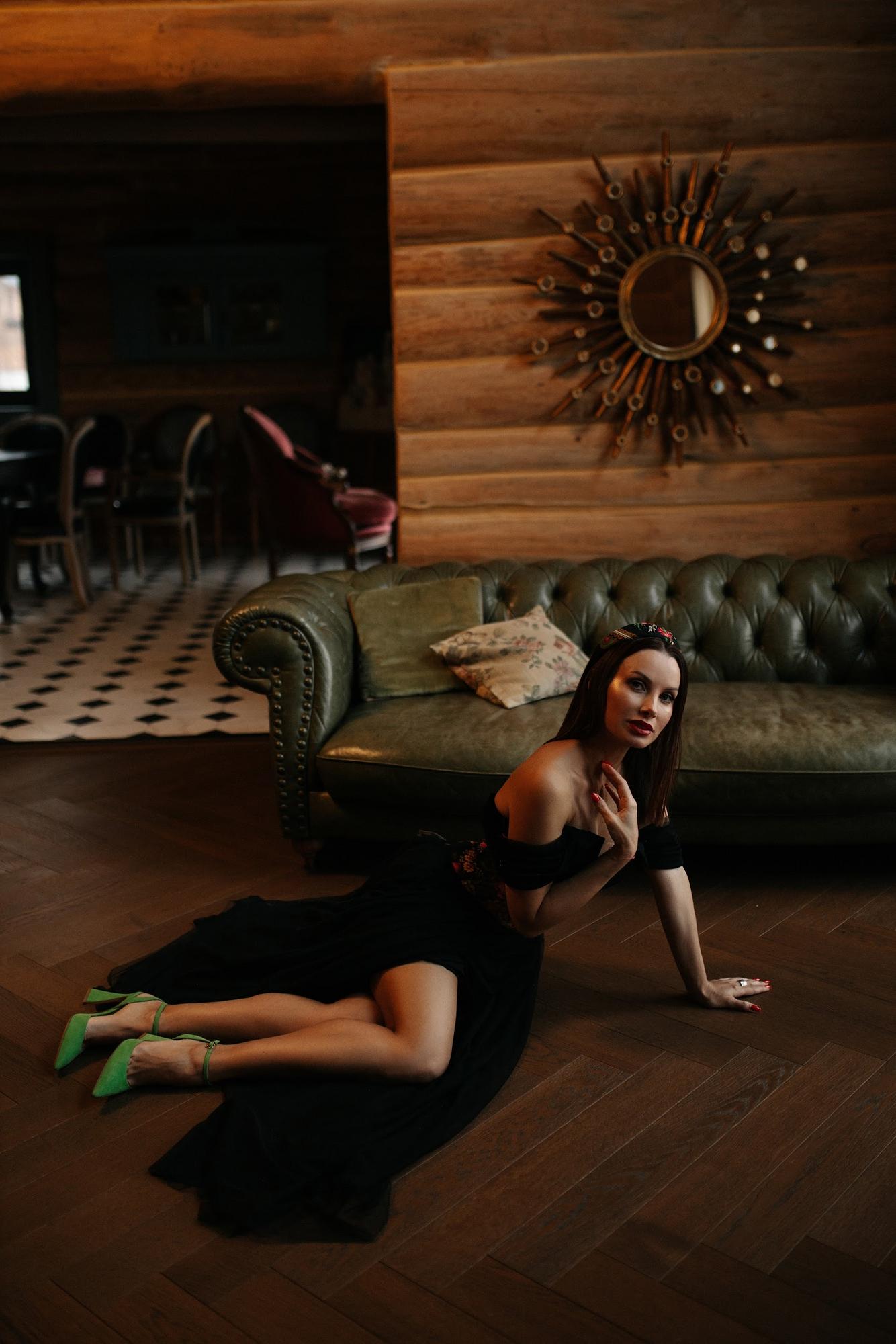 Черное платье глиттер разрез спущенные плечи