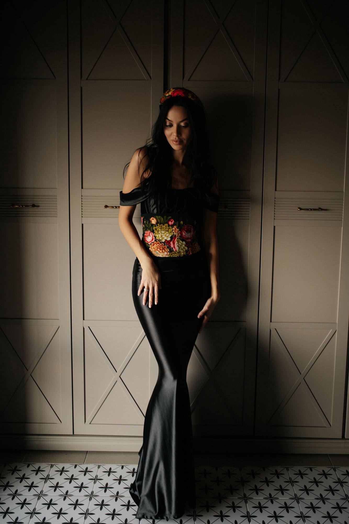 Черное платье шелковый атлас по фигуре спущенные плечи