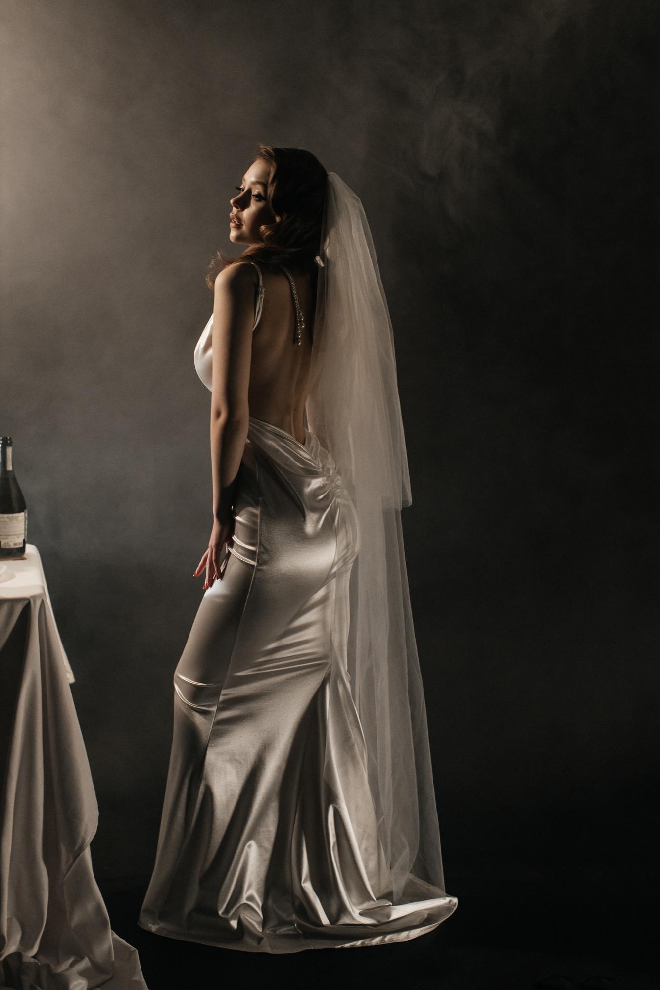 Белое шелковое платье с открытой спиной