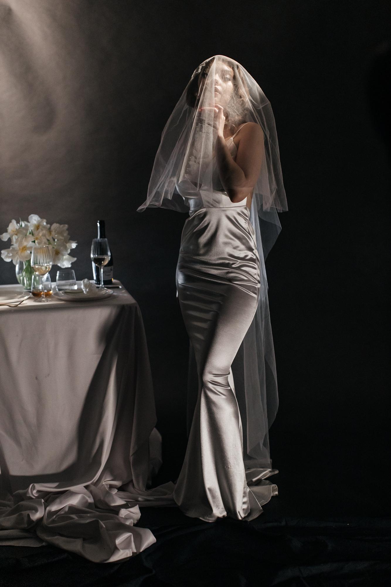 Белое шелковое платье с открытой спиной