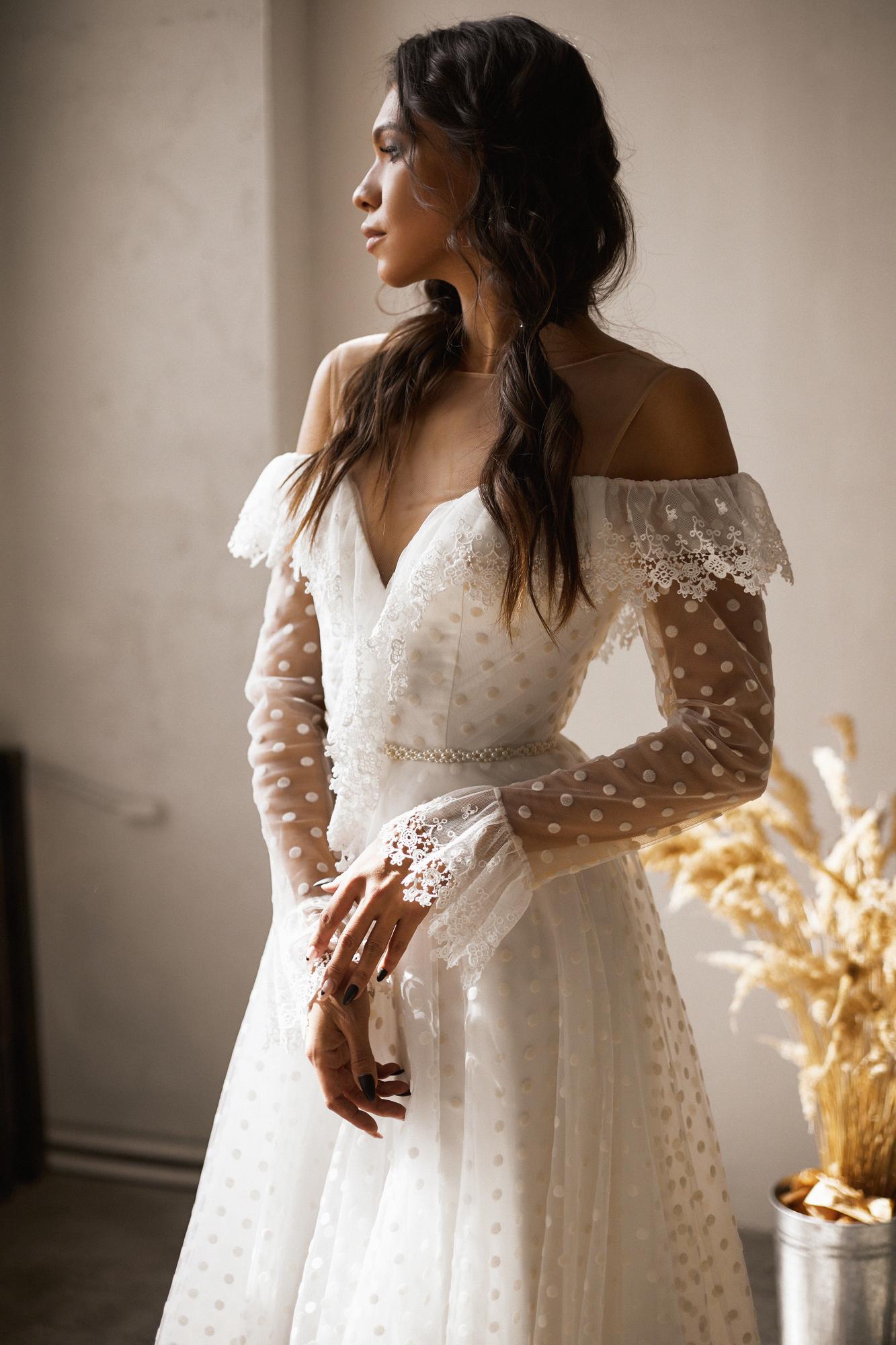 Белое в горох спущенные плечи кружева