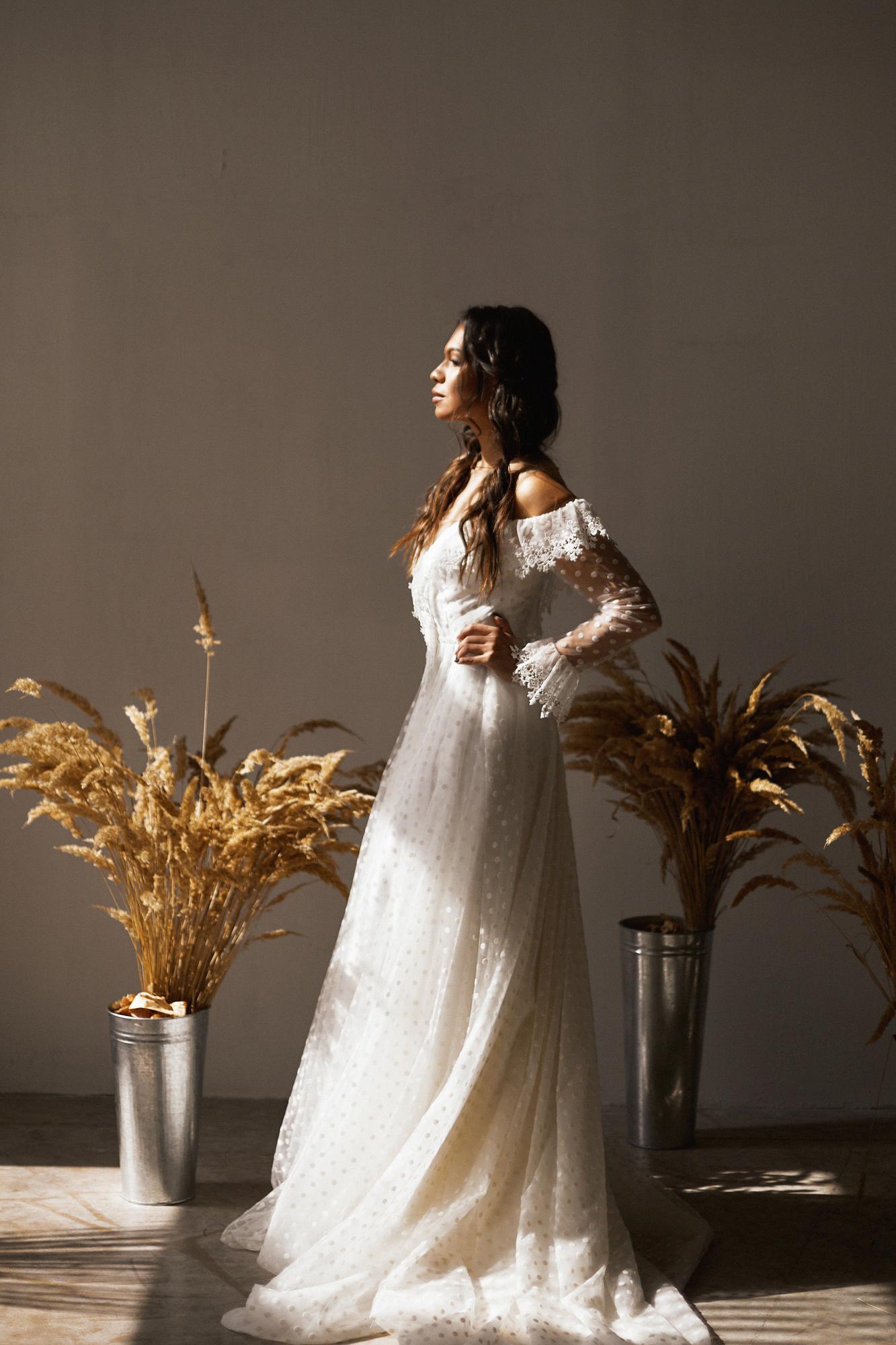 Белое в горох спущенные плечи кружева